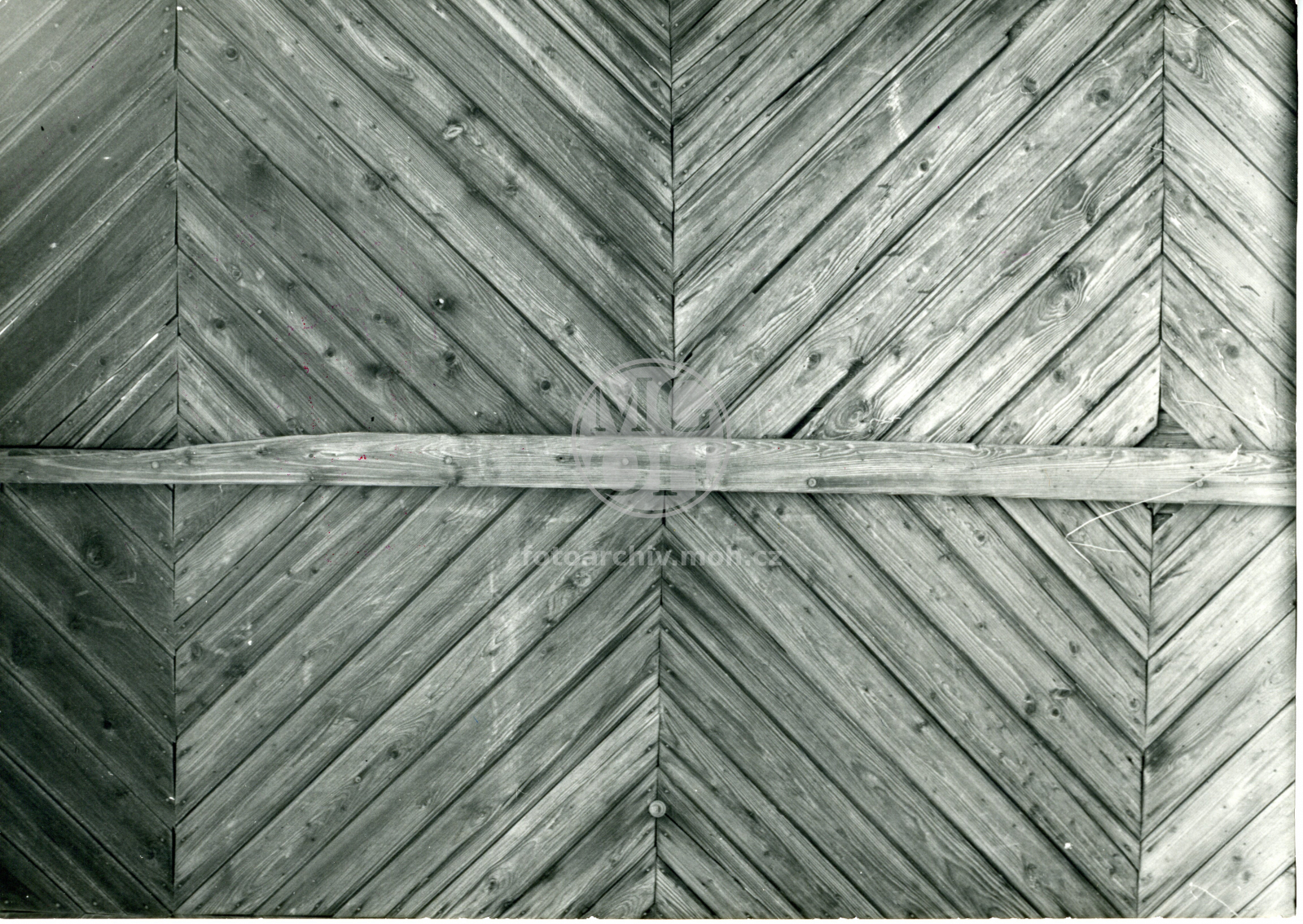 Fotografie - Dřevěná vrata statku - detail
