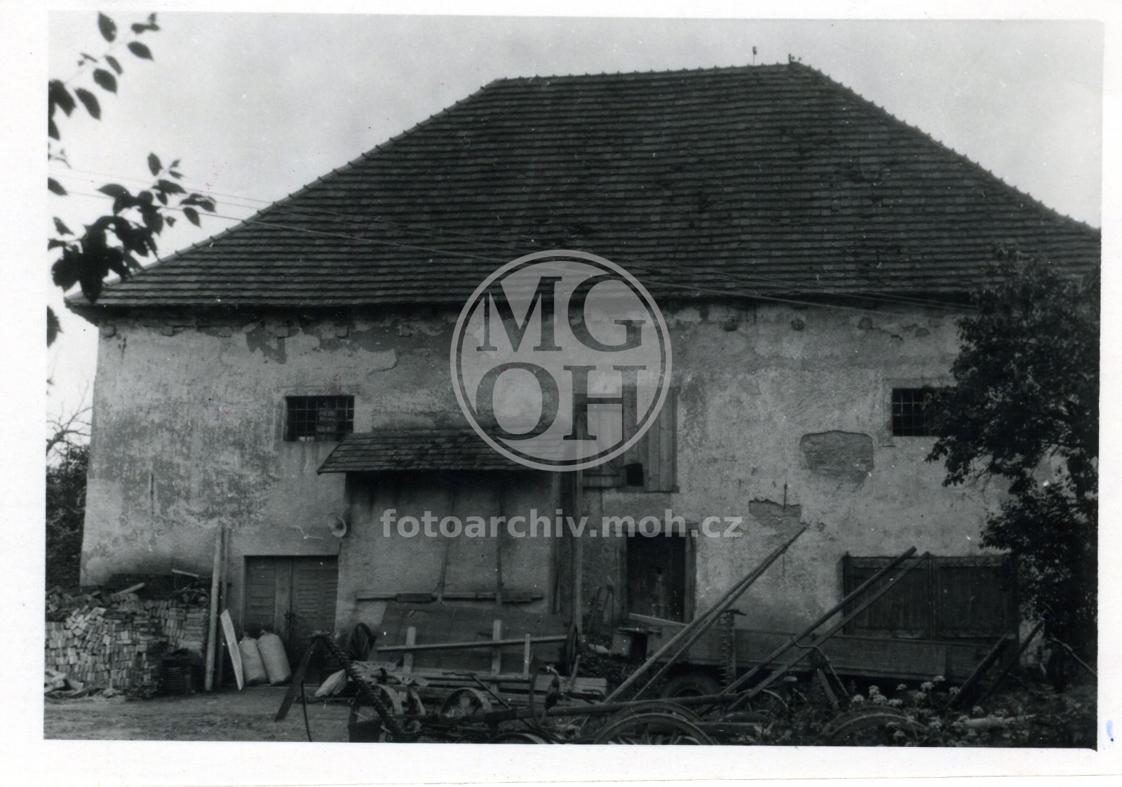 Fotografie - Zděná tvrz - dvorek s hosp. nářadím - detail