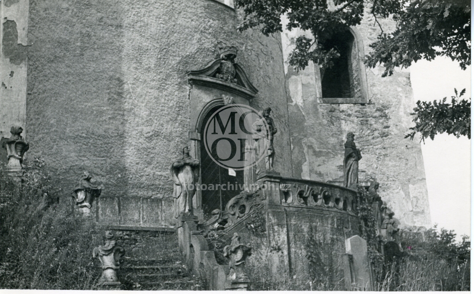 Fotografie - Schodiště  a vchod do kostela
