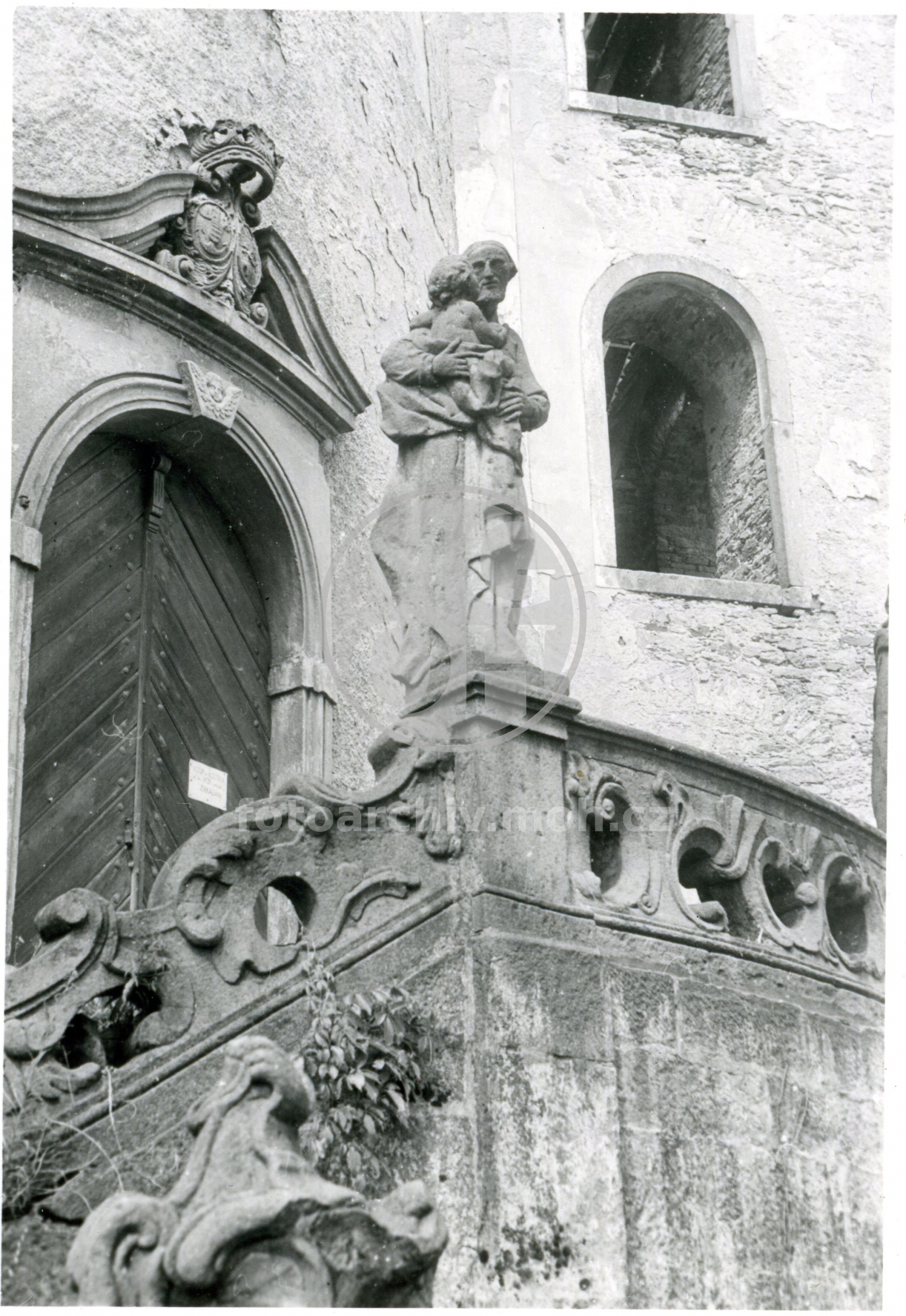 Fotografie - Detail jedné ze soch u vchodu