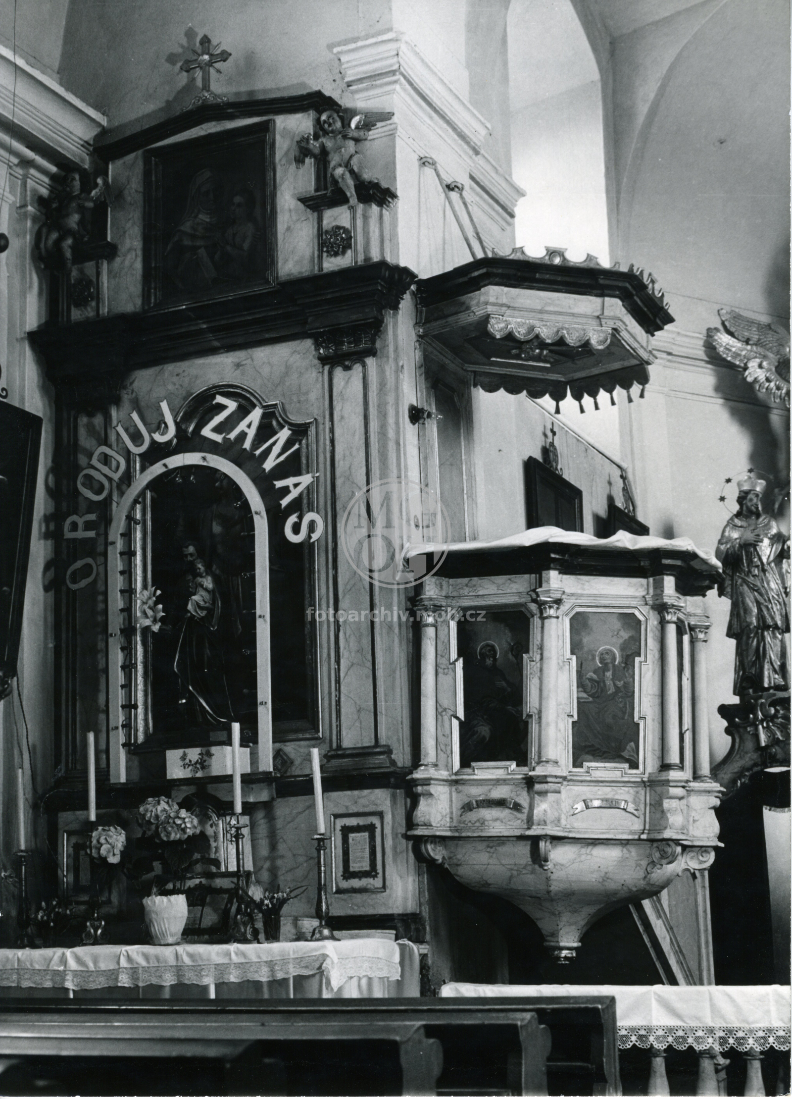 Fotografie - Postranní oltář a kazatelna