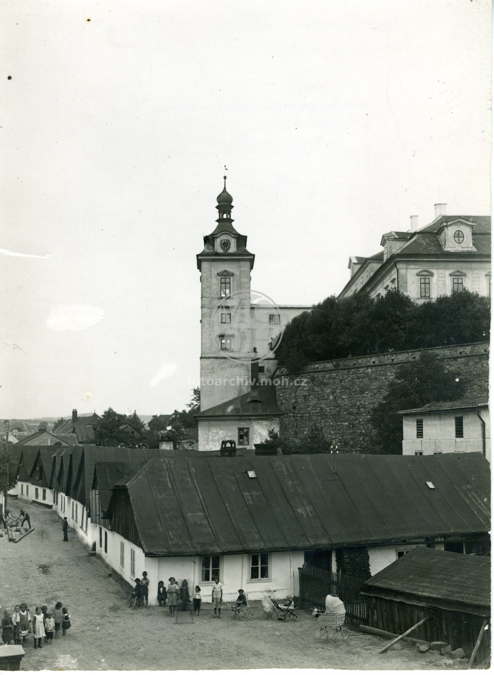 Fotografie - Chaloupky, v pozadí zámecká věž