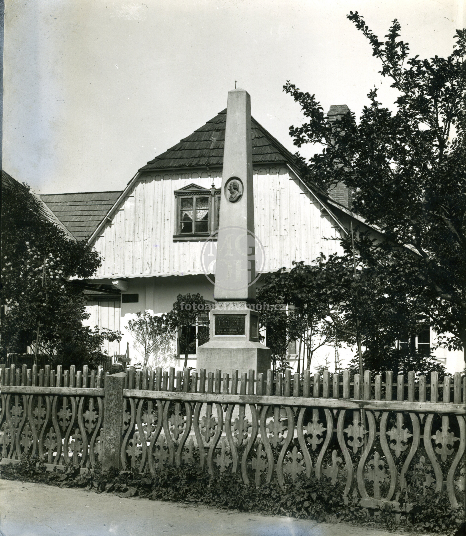Fotografie - Rodný domek F. M. Pelcla - s památníkem