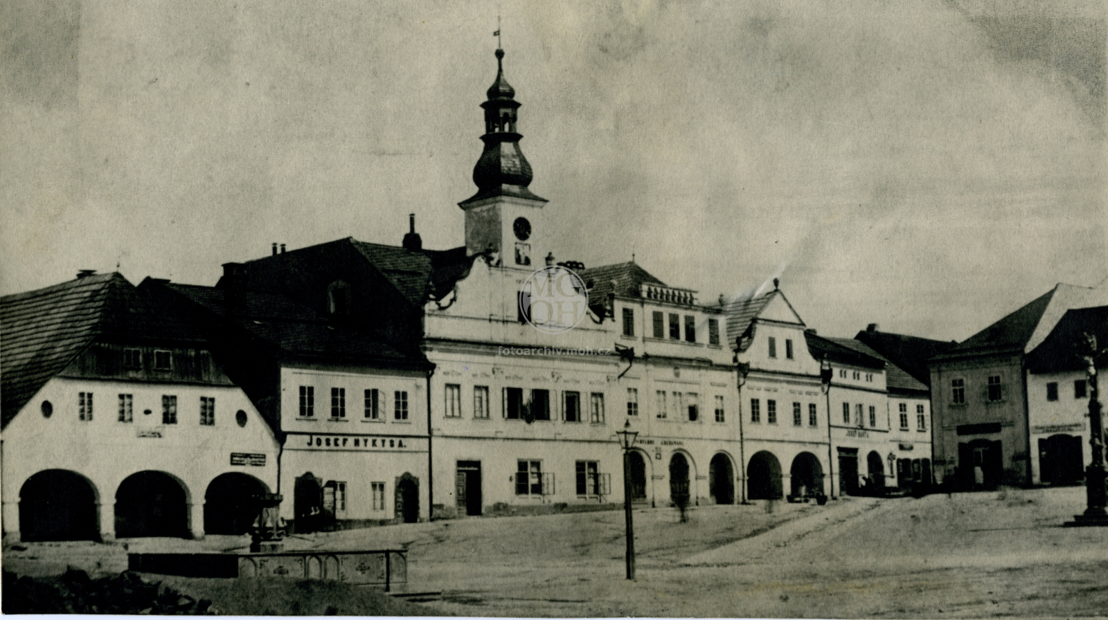 Fotografie - Náměstí - horní část s radnicí