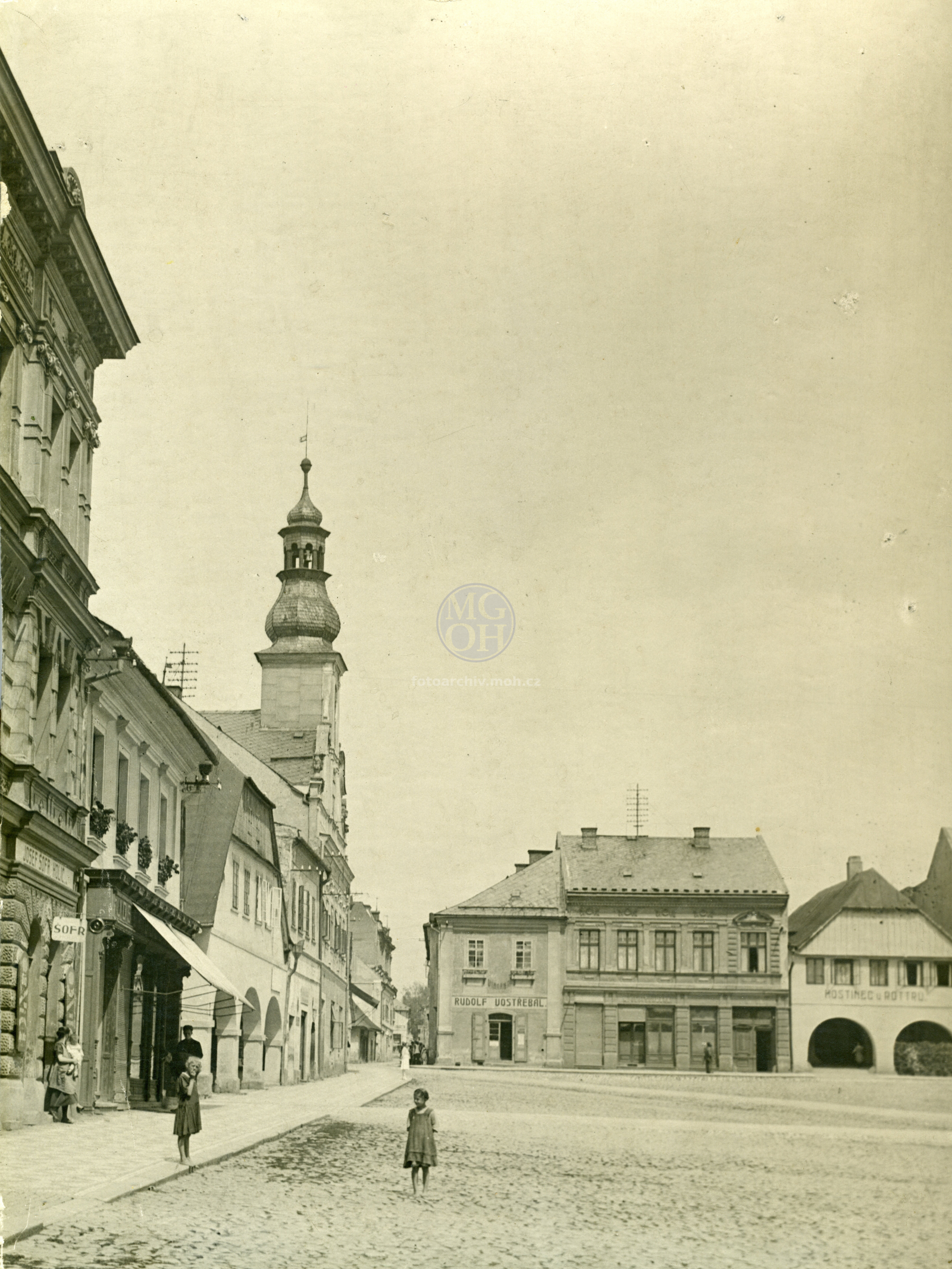 Fotografie - Náměstí - horní část s radnicí