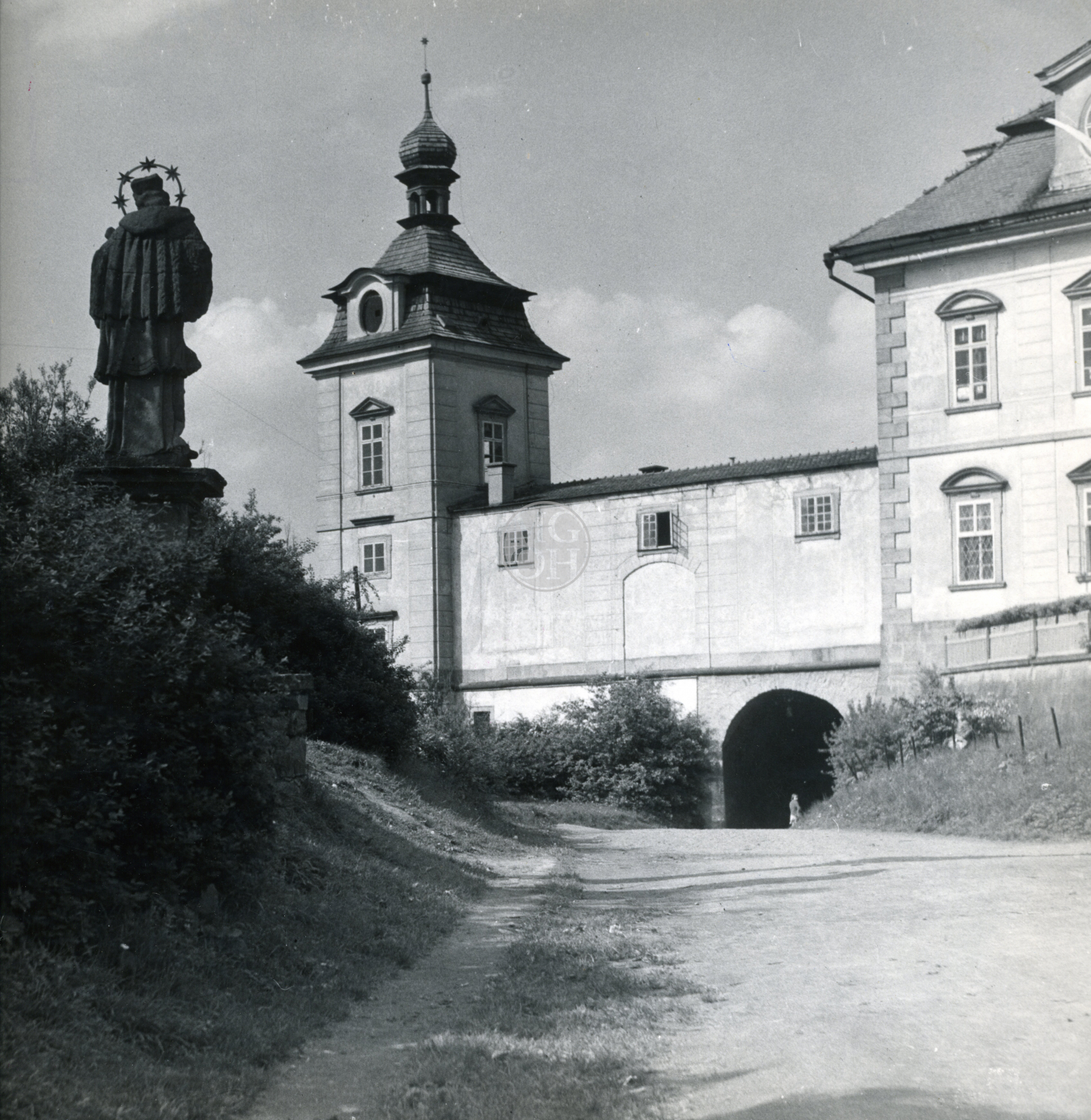 Fotografie - Část zámku s bránou