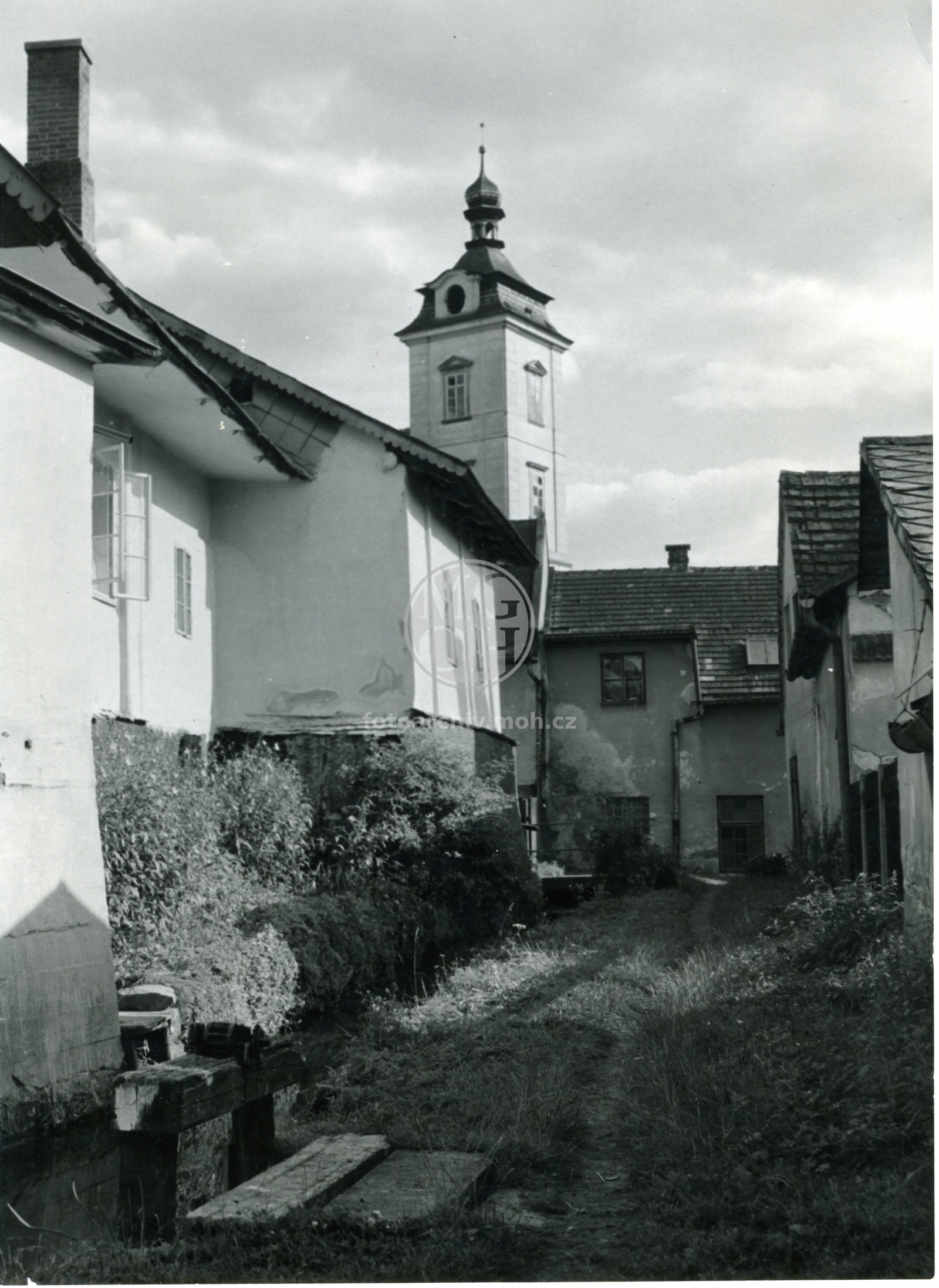 Fotografie - Zámecká  věž - pohled z "chaloupek"