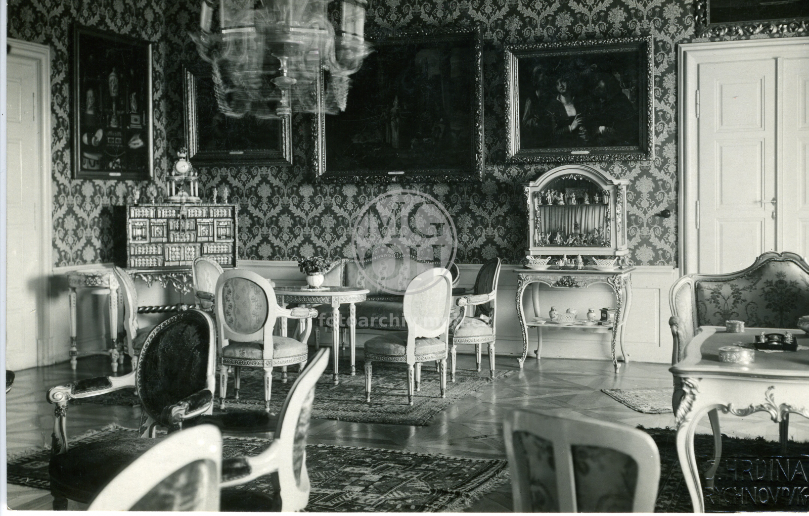 Fotografie - Zámek, interiér před úpravou