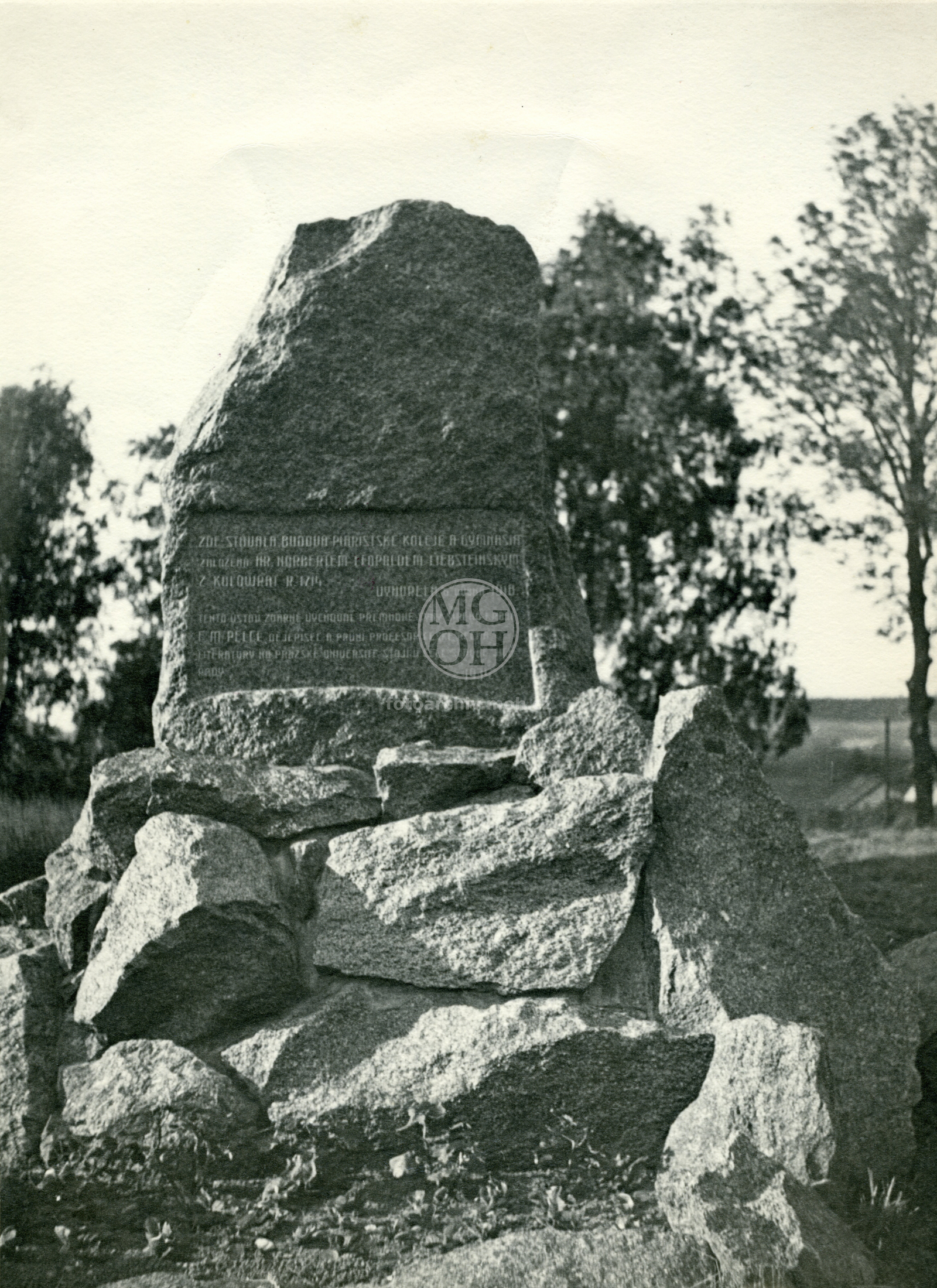 Fotografie - Památník na místě piaristického gymnasia byl postaven 1934. Dílo sochaře Václava Bažanta