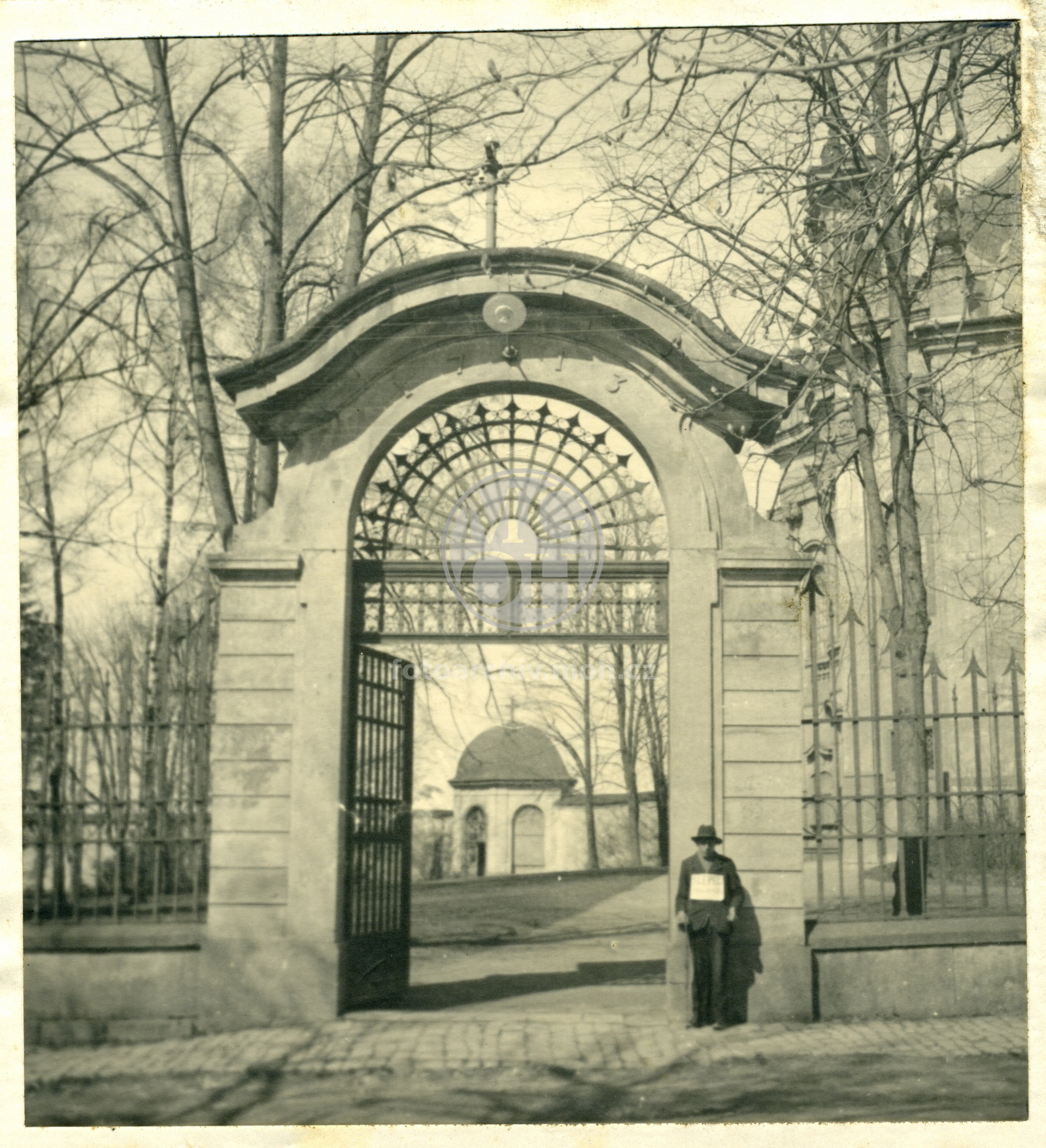 Fotografie - Vchod do parku kostela Nejsvětější Trojice