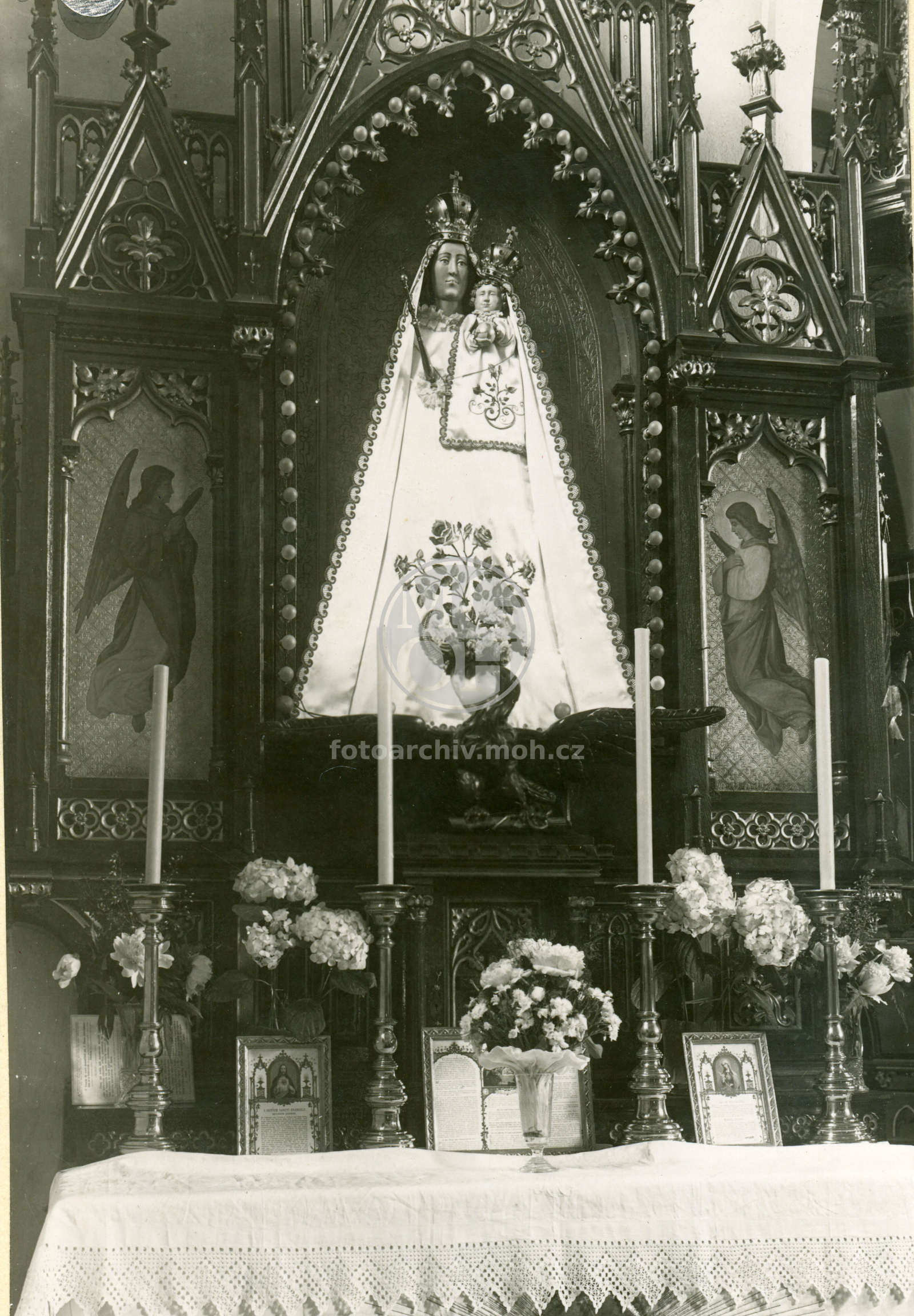 Fotografie - Postranní oltář se sochou P. Marie Svatohavelské