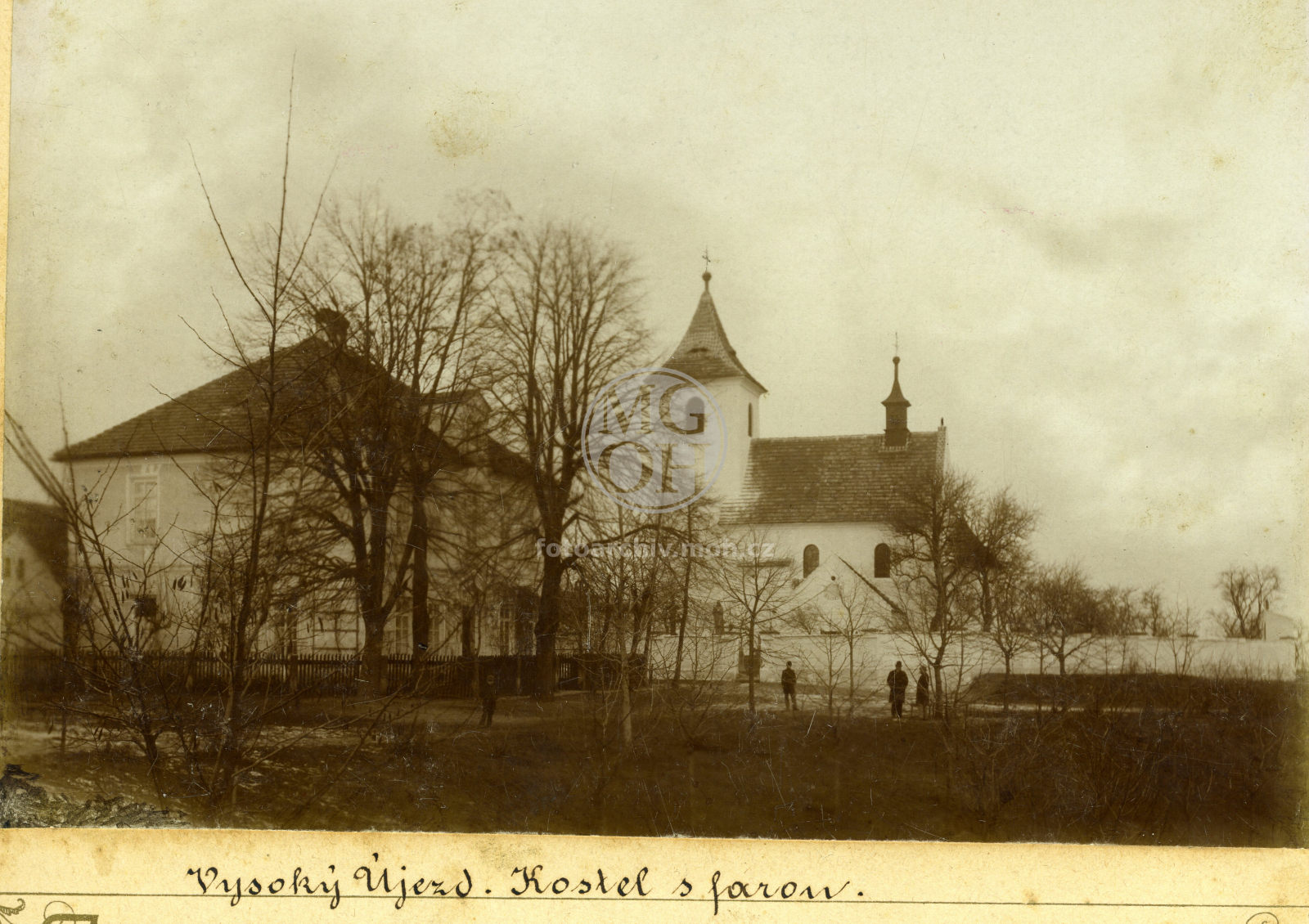 Fotografie - Kostel s farou