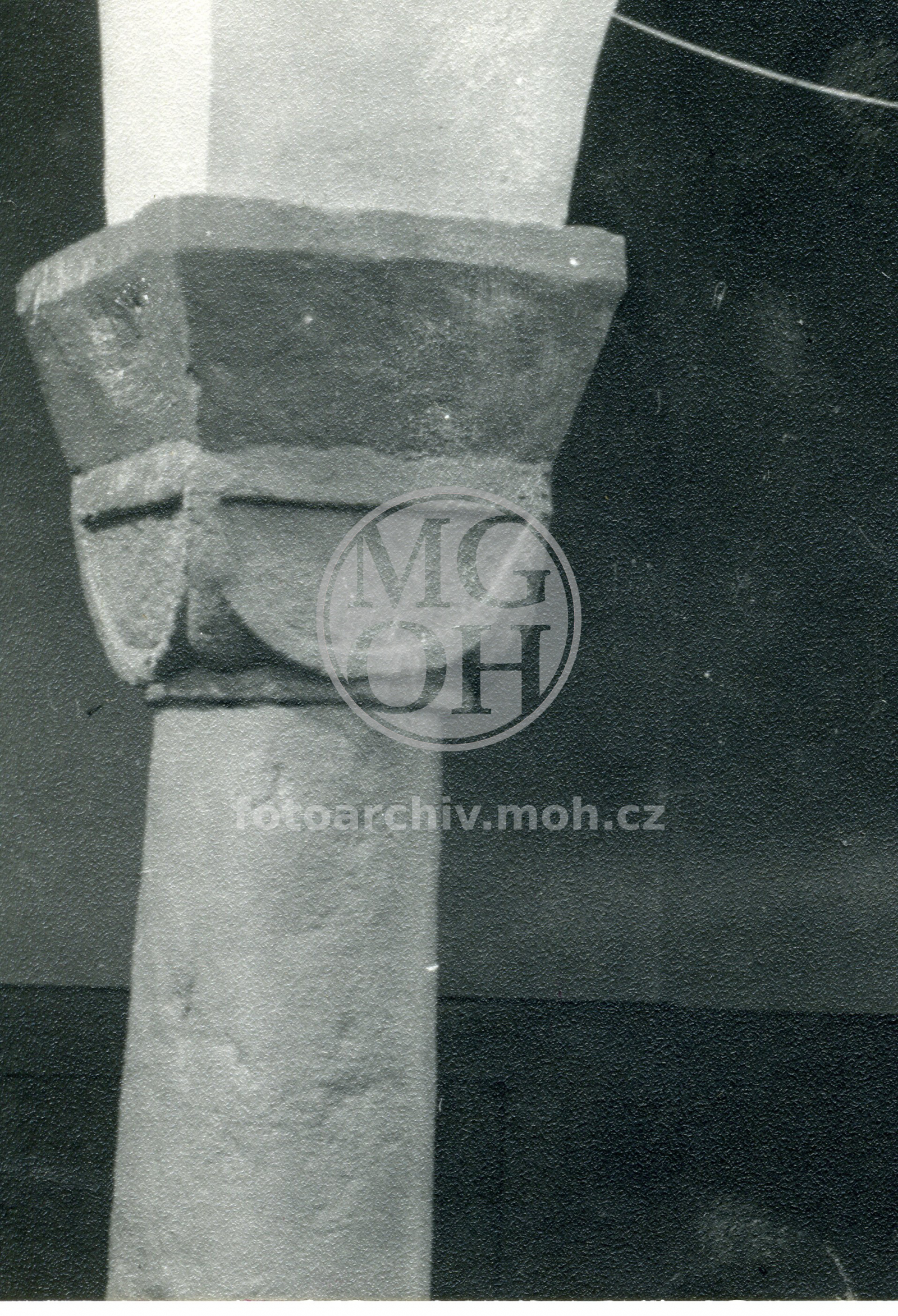 Fotografie - Kostel - detail románského sloupu