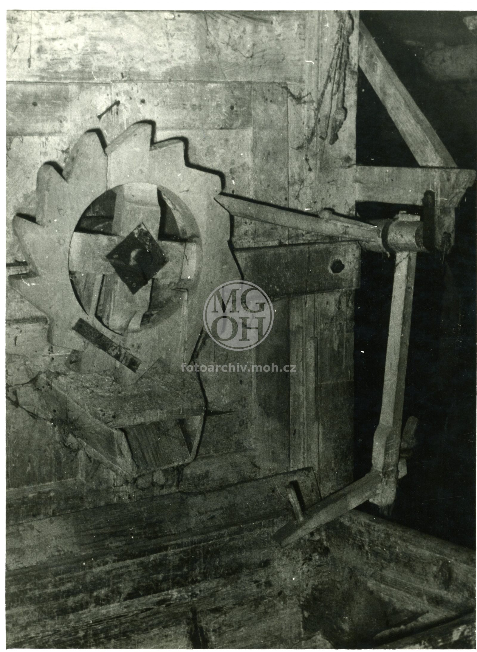 Fotografie - Dřevěné ozubené kolo a převody
