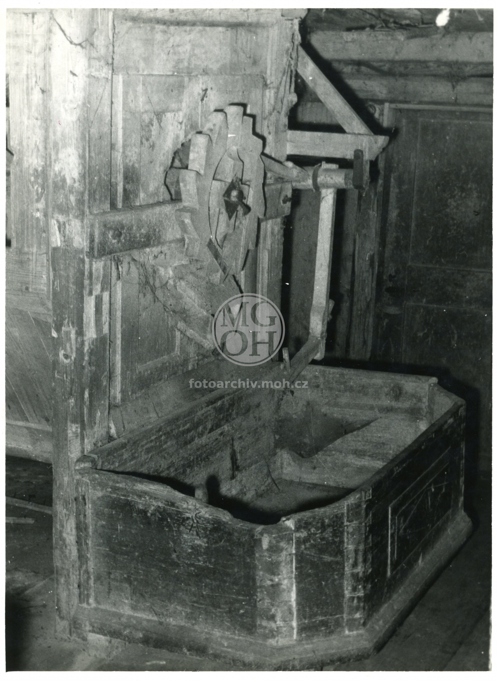 Fotografie - Mlýnské složení, detail (ozub. dřevěné kolo a převod)
