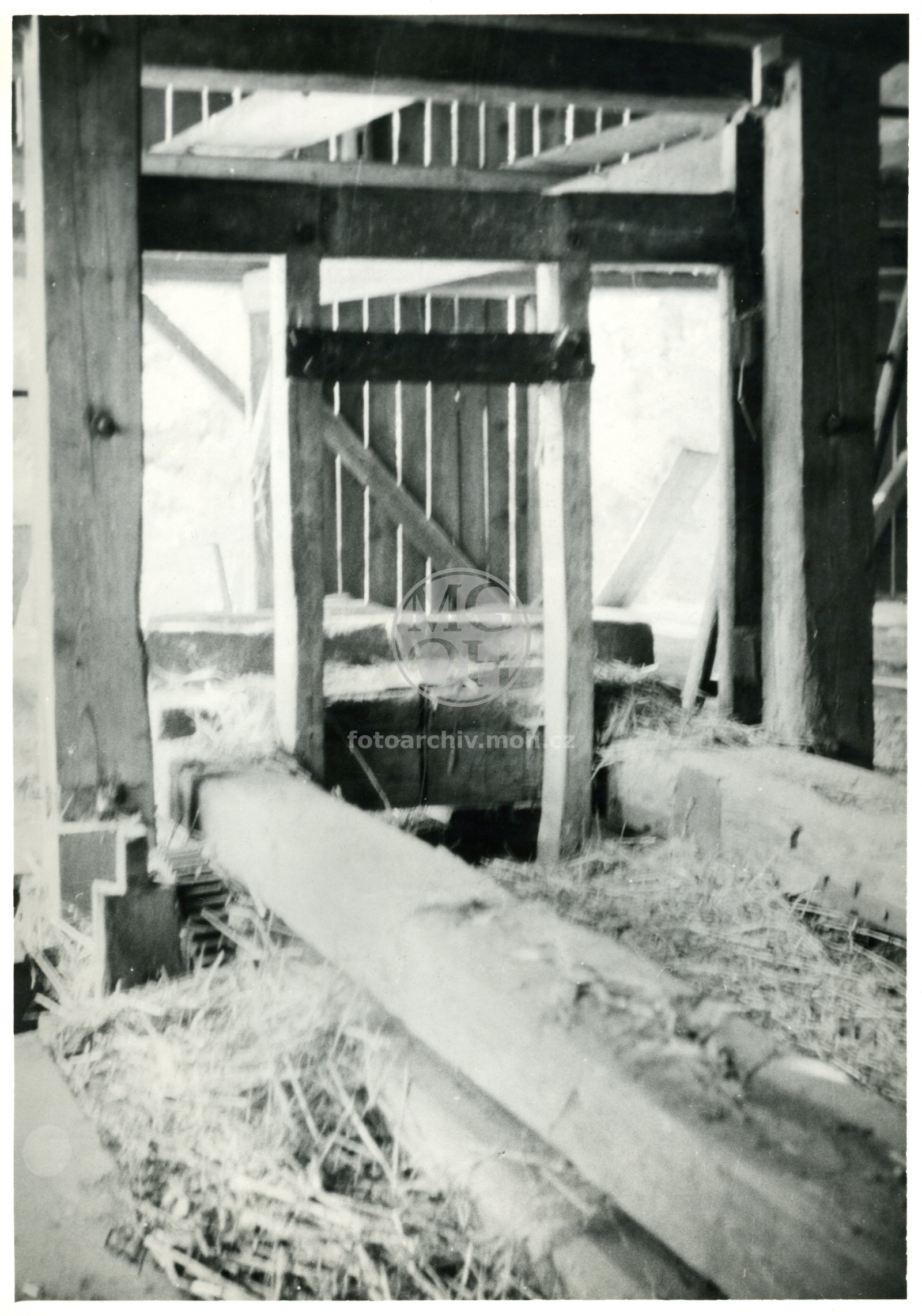 Fotografie - Detail mlýnského zařízení - prostor obytného stavení
