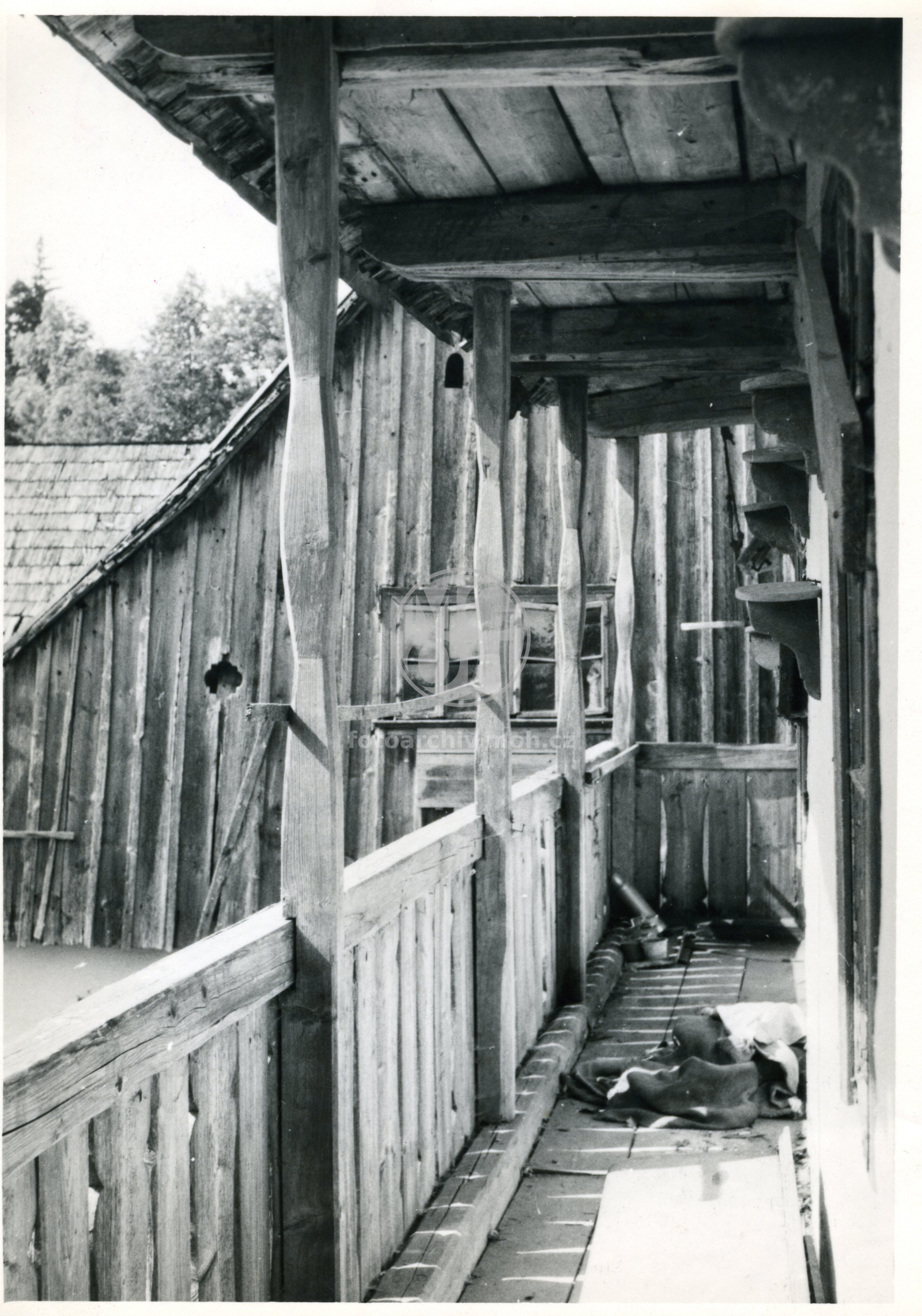 Fotografie - Pavláčka, tvarované dřevěné  sloupky