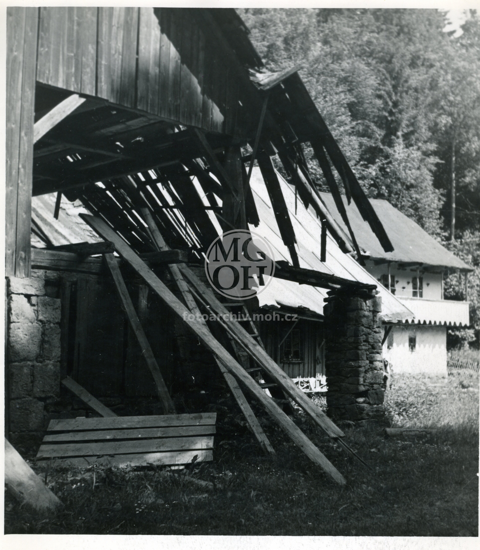 Fotografie - Pohled zvenčí k obytnému  stavení