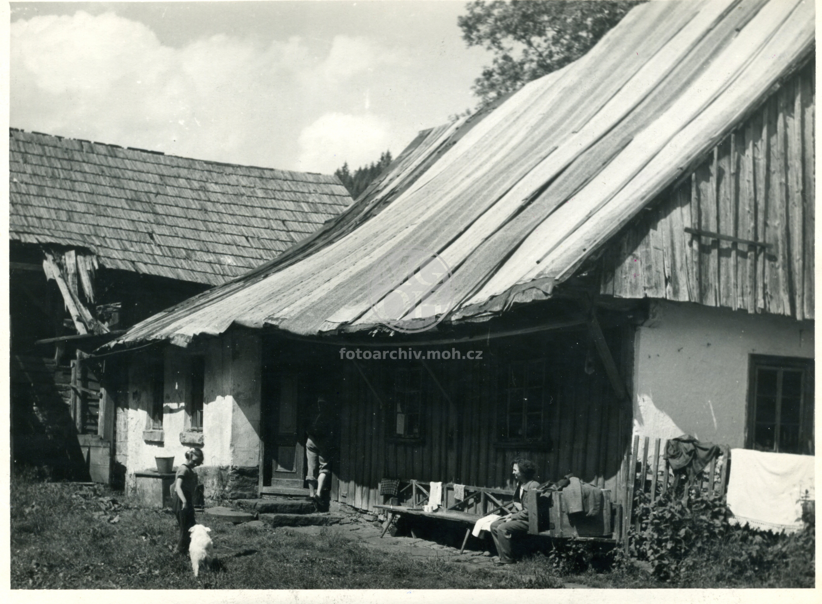 Fotografie - Celkový záběr na dvůr a budovy - z blízka
