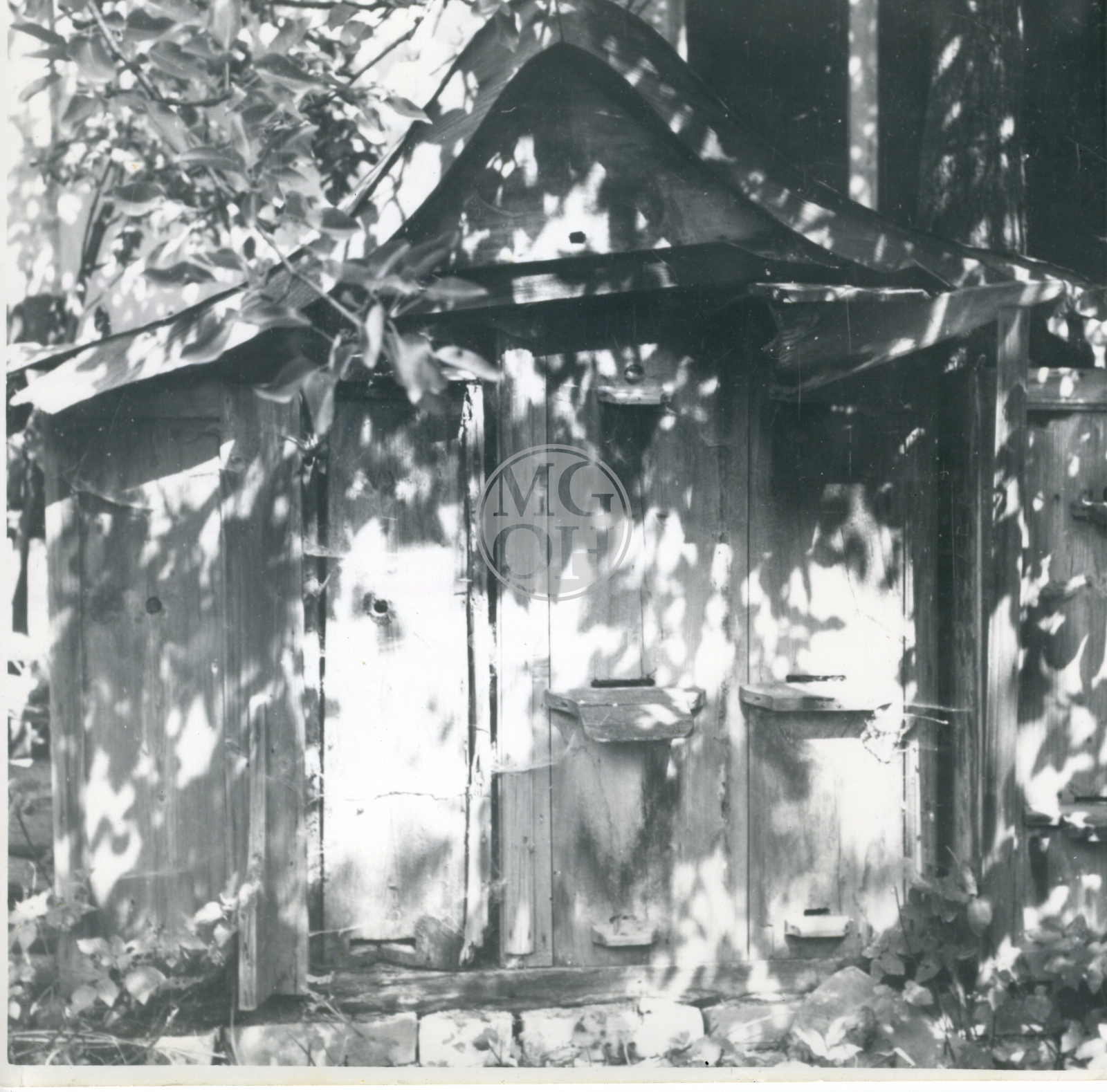 Fotografie - Dřevěné úly (Tesařky) na zahradě, čp. 17
