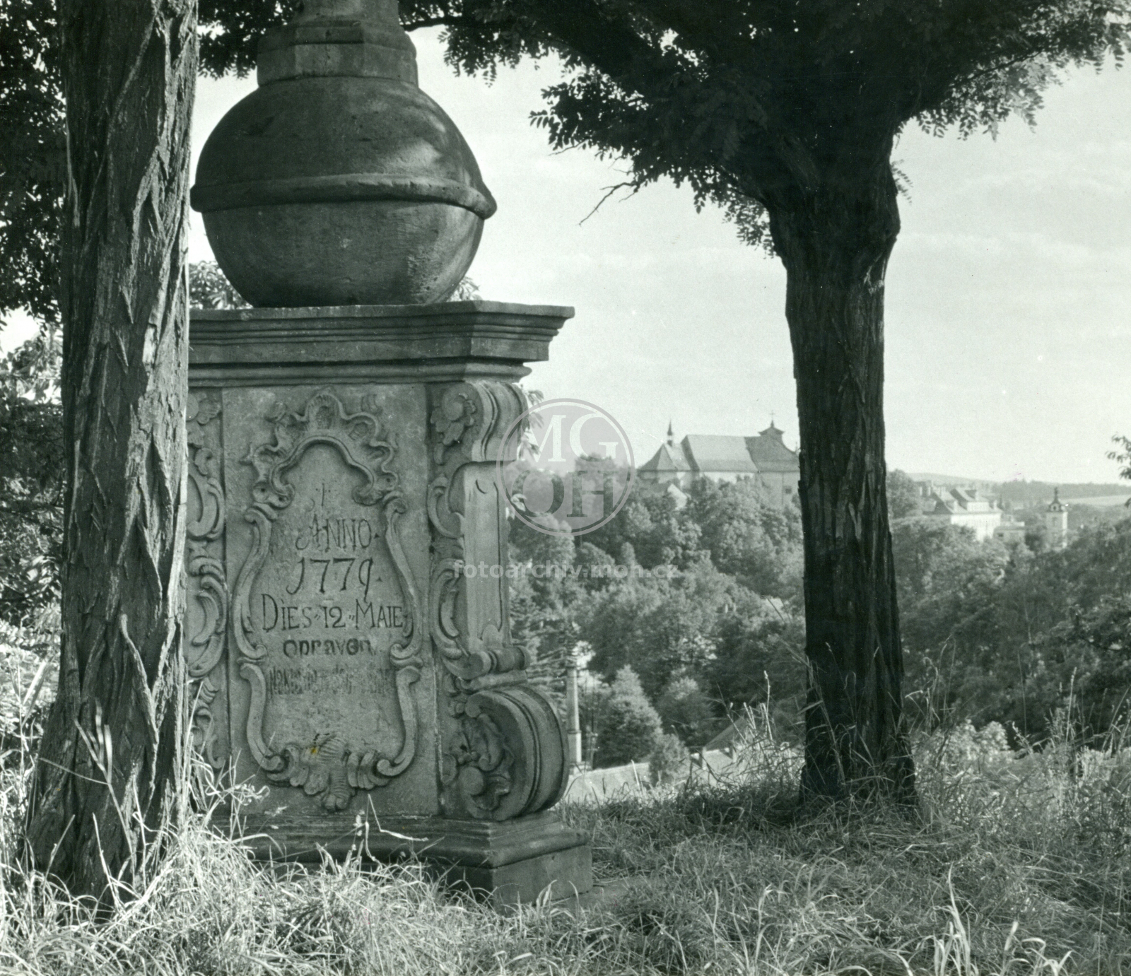 Fotografie - Detail zadní strany sochy 1779