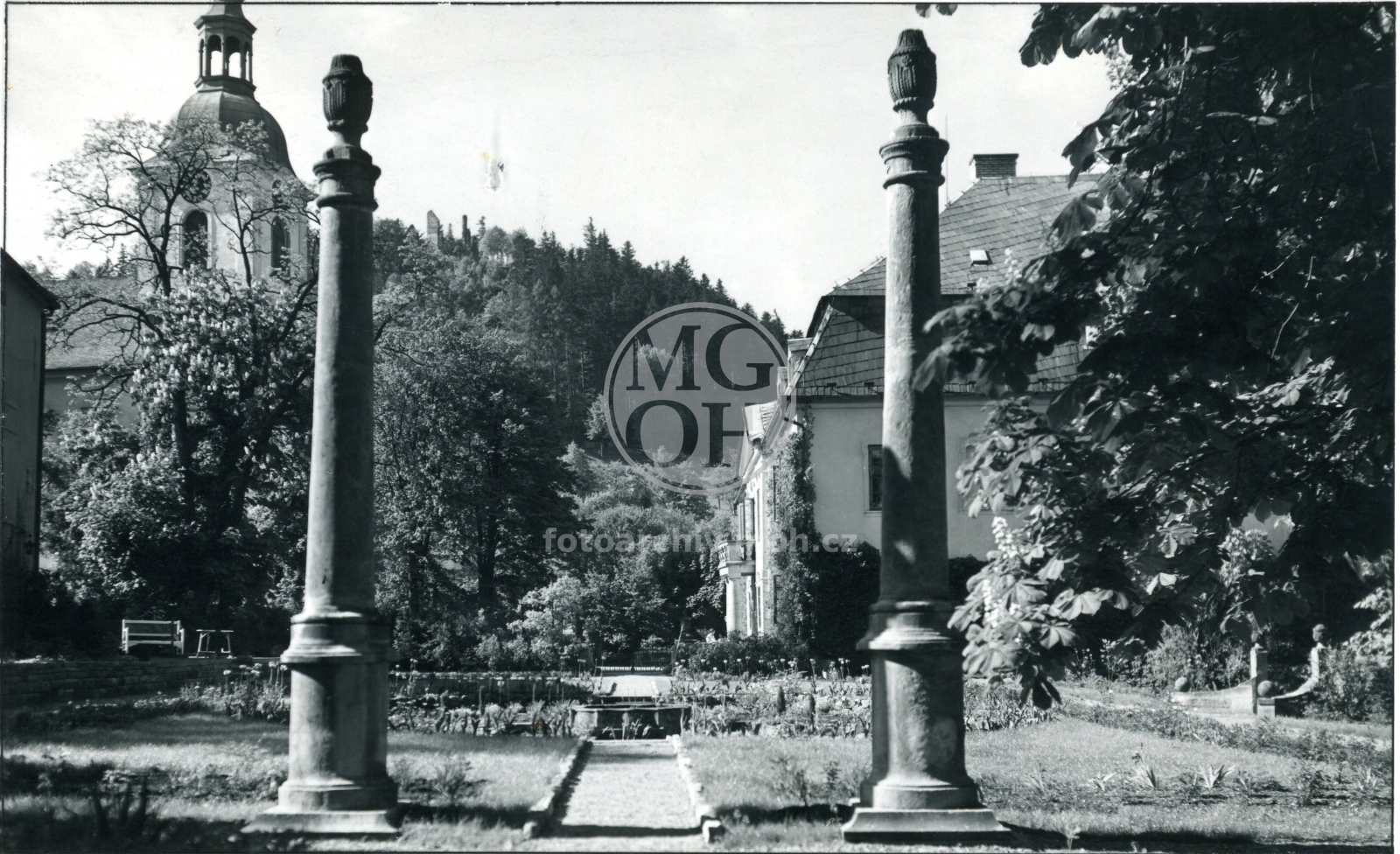 Dopisnice - Zámecký park s klasicist. kam. ozdob.
