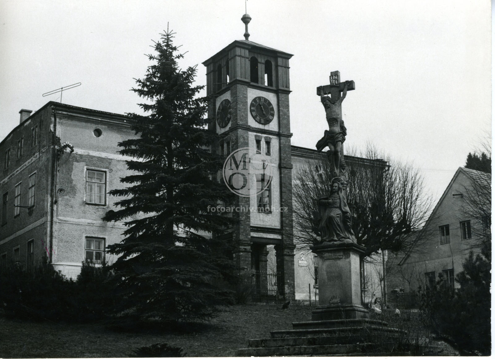 Fotografie - Radnice, před ní kříž s P.M.