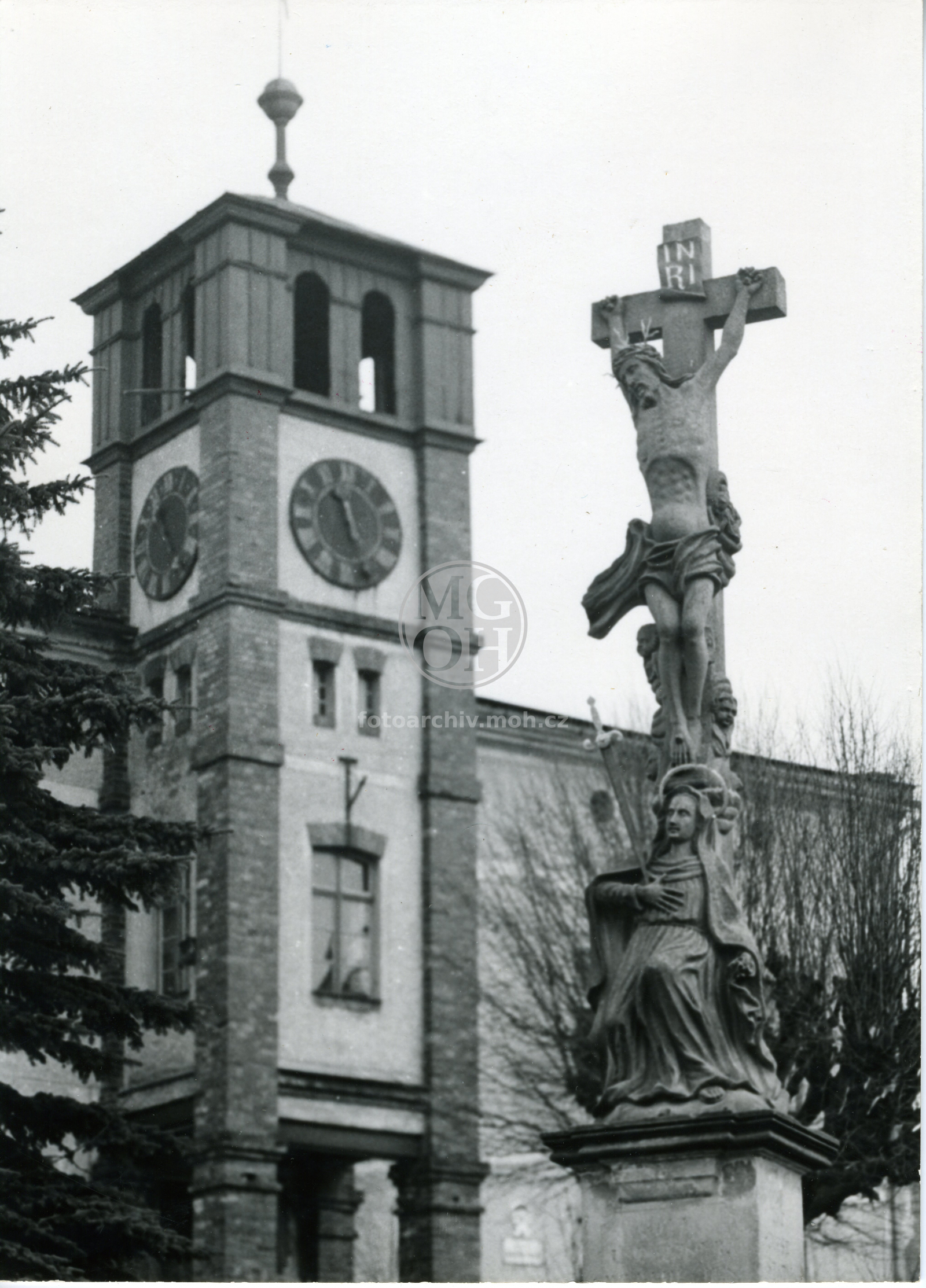 Fotografie - Radnice, před ní Kříž - detail