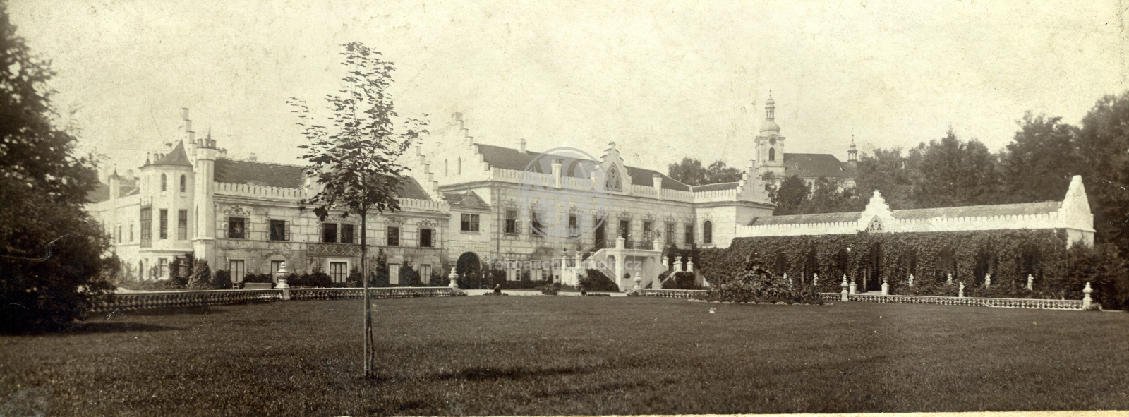 Fotografie - Pohled na zámek z parku před renesanční úpravou