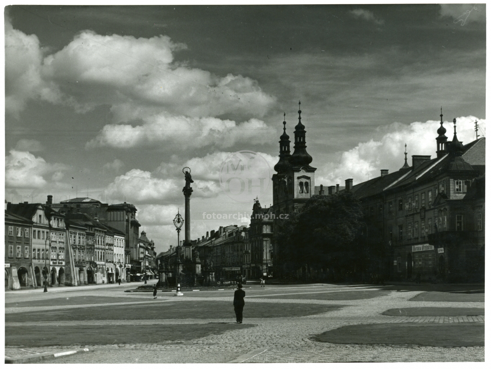 Fotografie - Velké náměstí - kostel Panny Marie -  vpravo