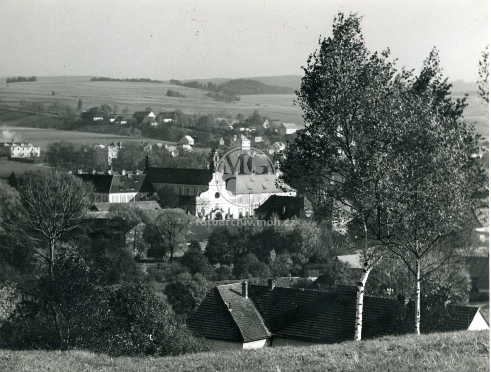 Fotografie - Pohled na město s klášterem v popředí