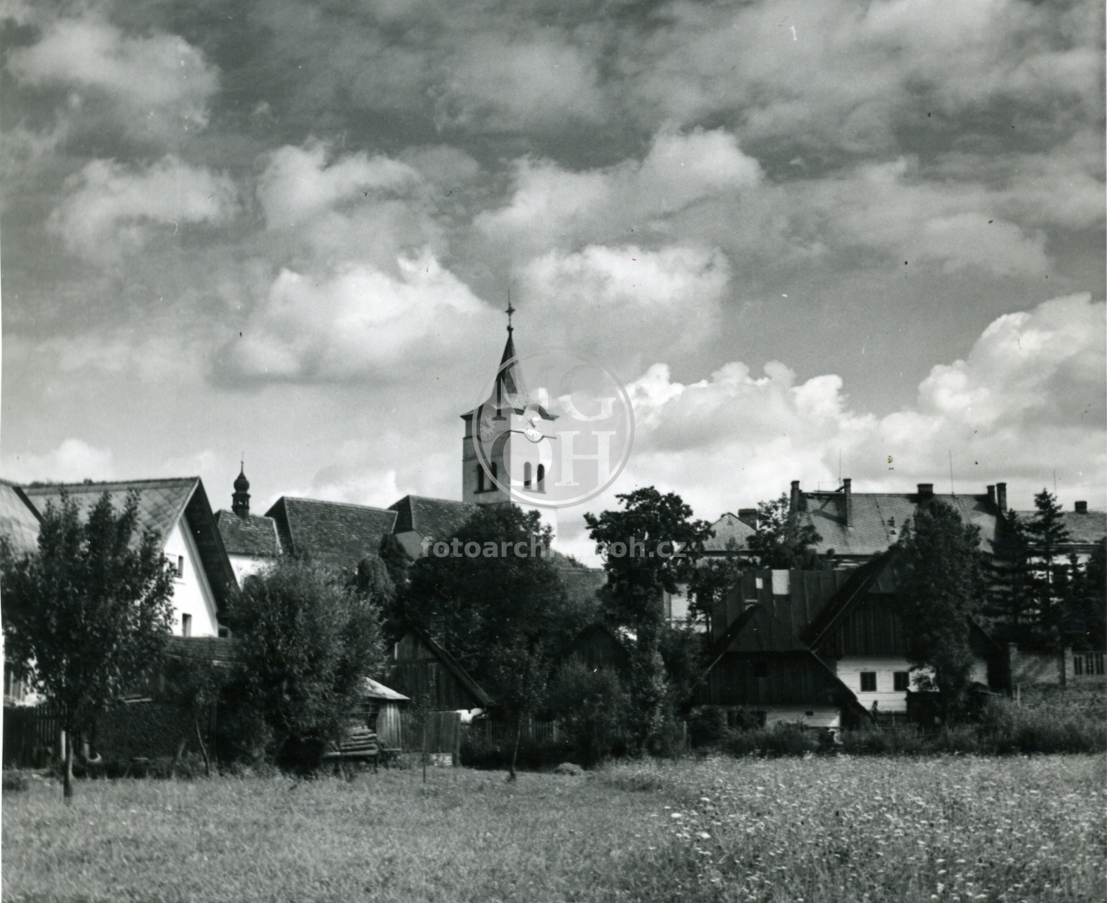 Fotografie - Záběr na věž a chalupy