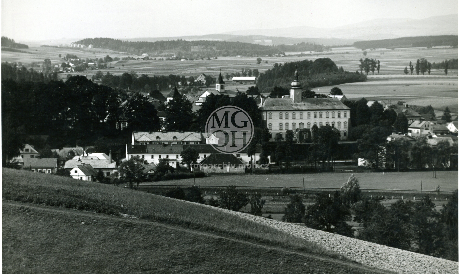 Fotografie - Celkový pohled, město v krajině, hory