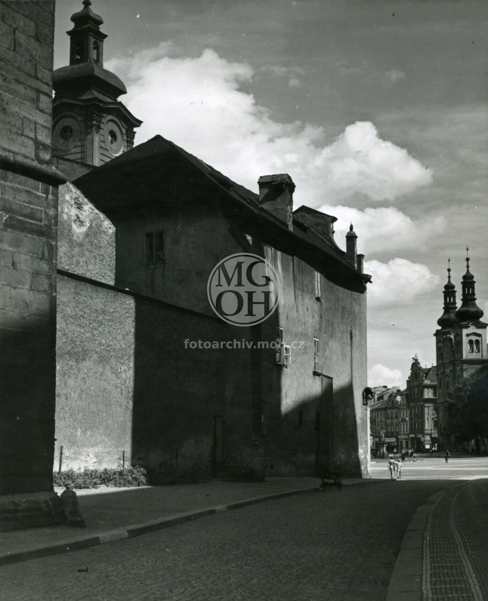 Fotografie - Ulička u kostela sv. Ducha
