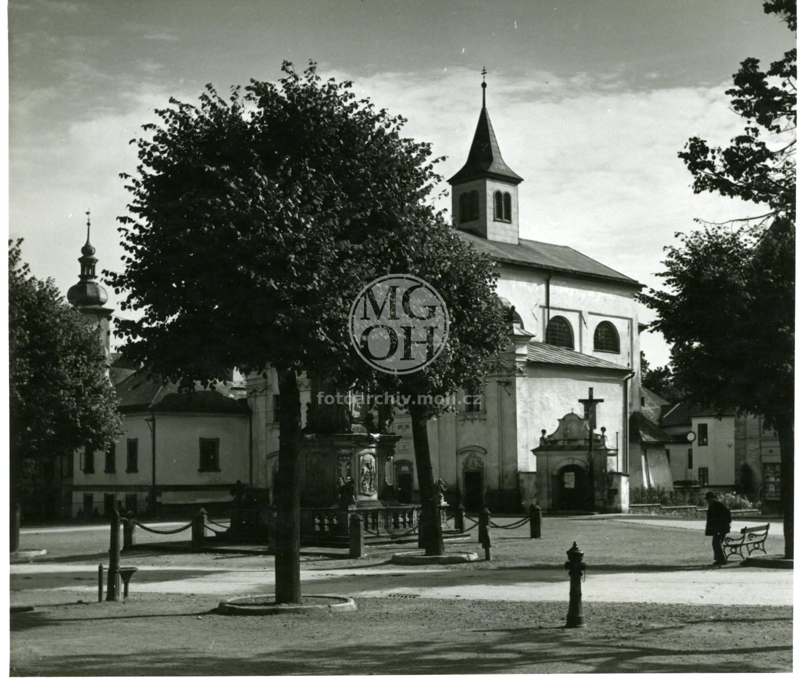 Fotografie - Náměstí, socha, kostel, radnice