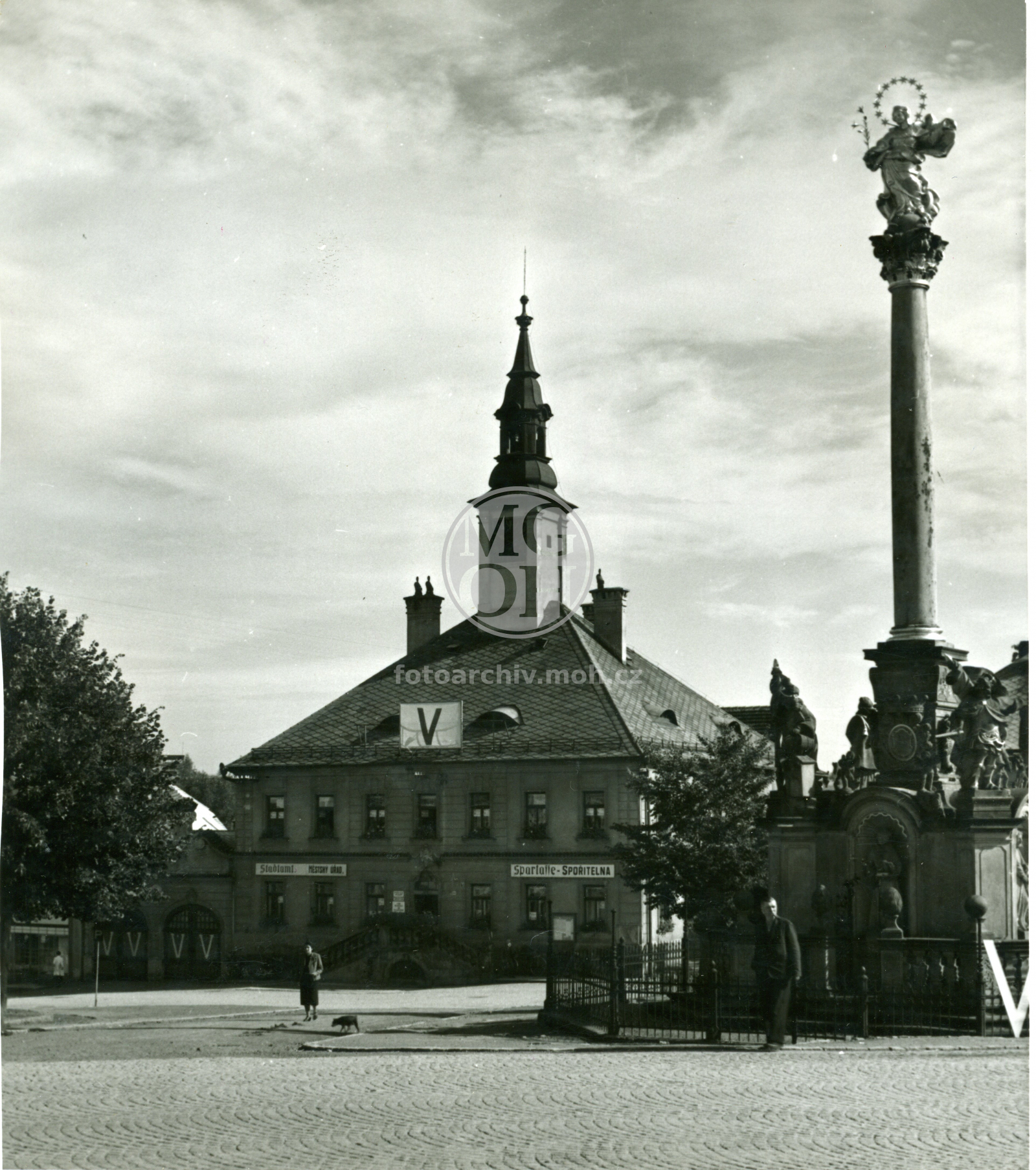 Fotografie - Radnice, mariánský sloup, náměstí