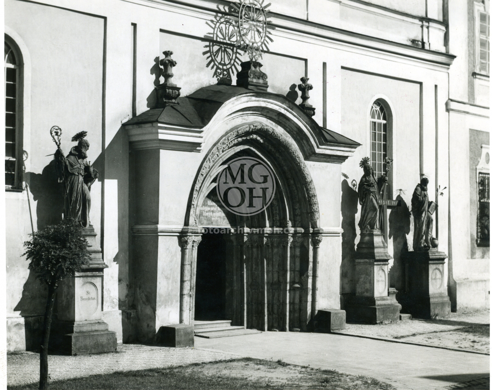 Fotografie - Portál kostela