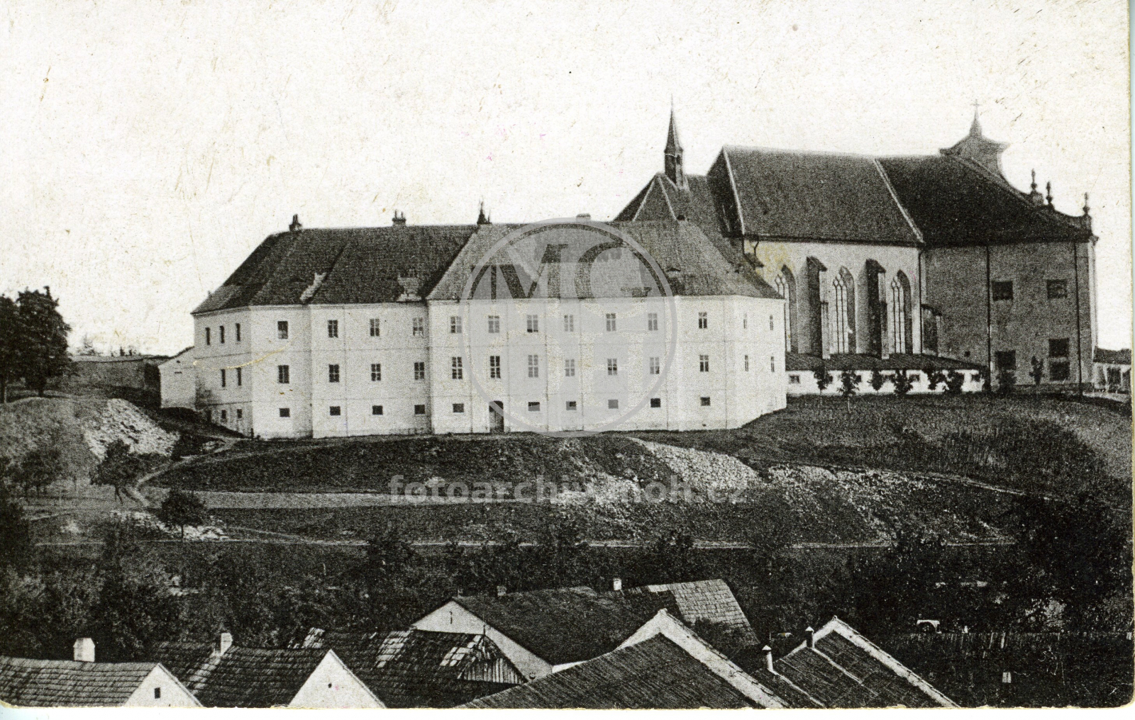 Fotografie - Piaristické gymnasium, kostel Nejsvětější Trojice (pohled z Habrové)