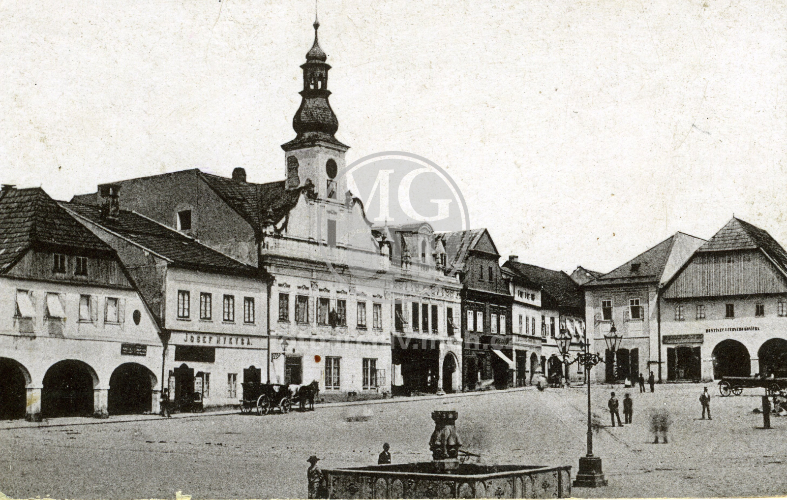 Fotografie - Náměstí, staré podsíňové domy