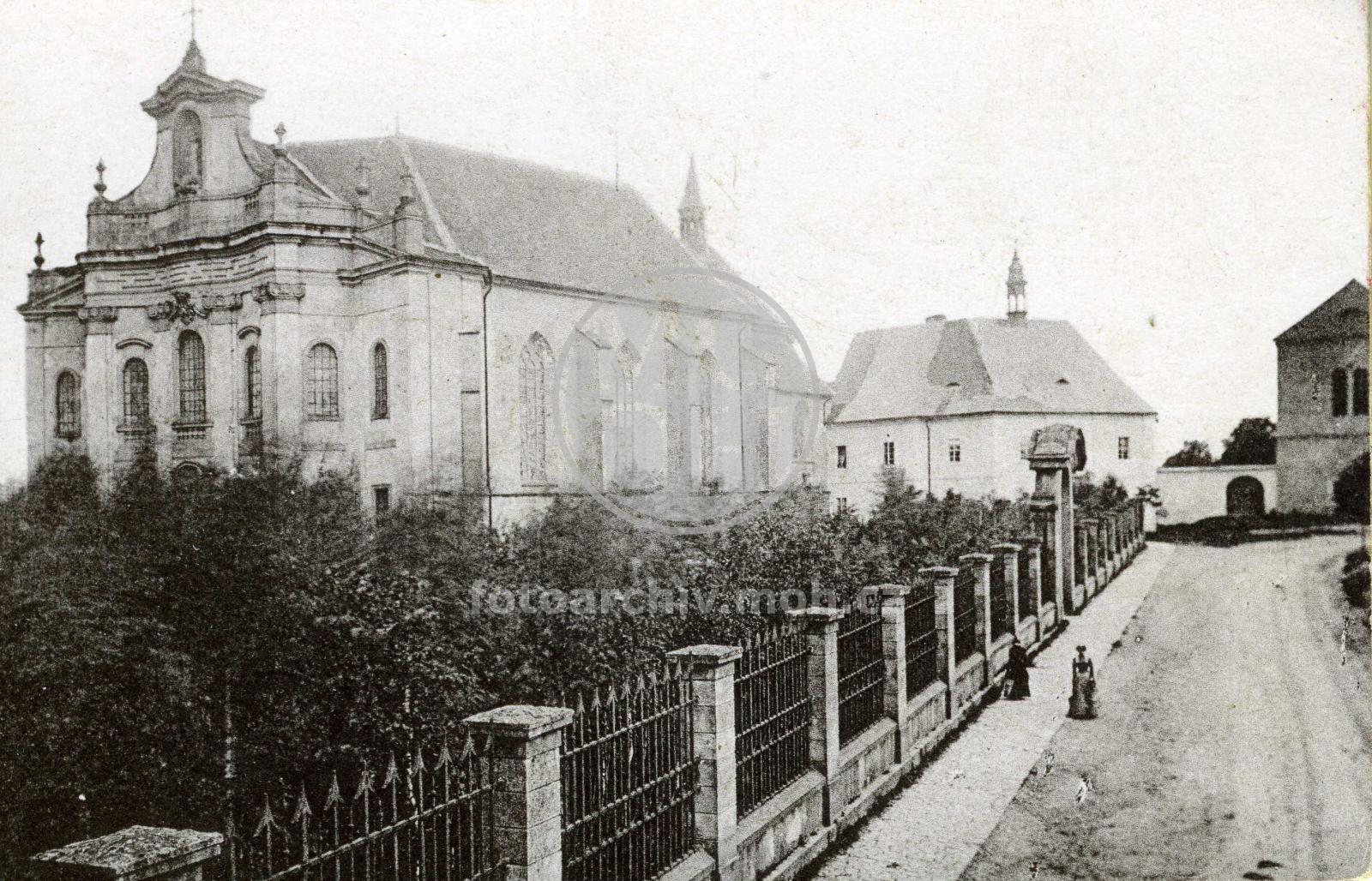 Fotografie - Kostel Nejsvětější Trojice, piaristické gymnasium, zvonice