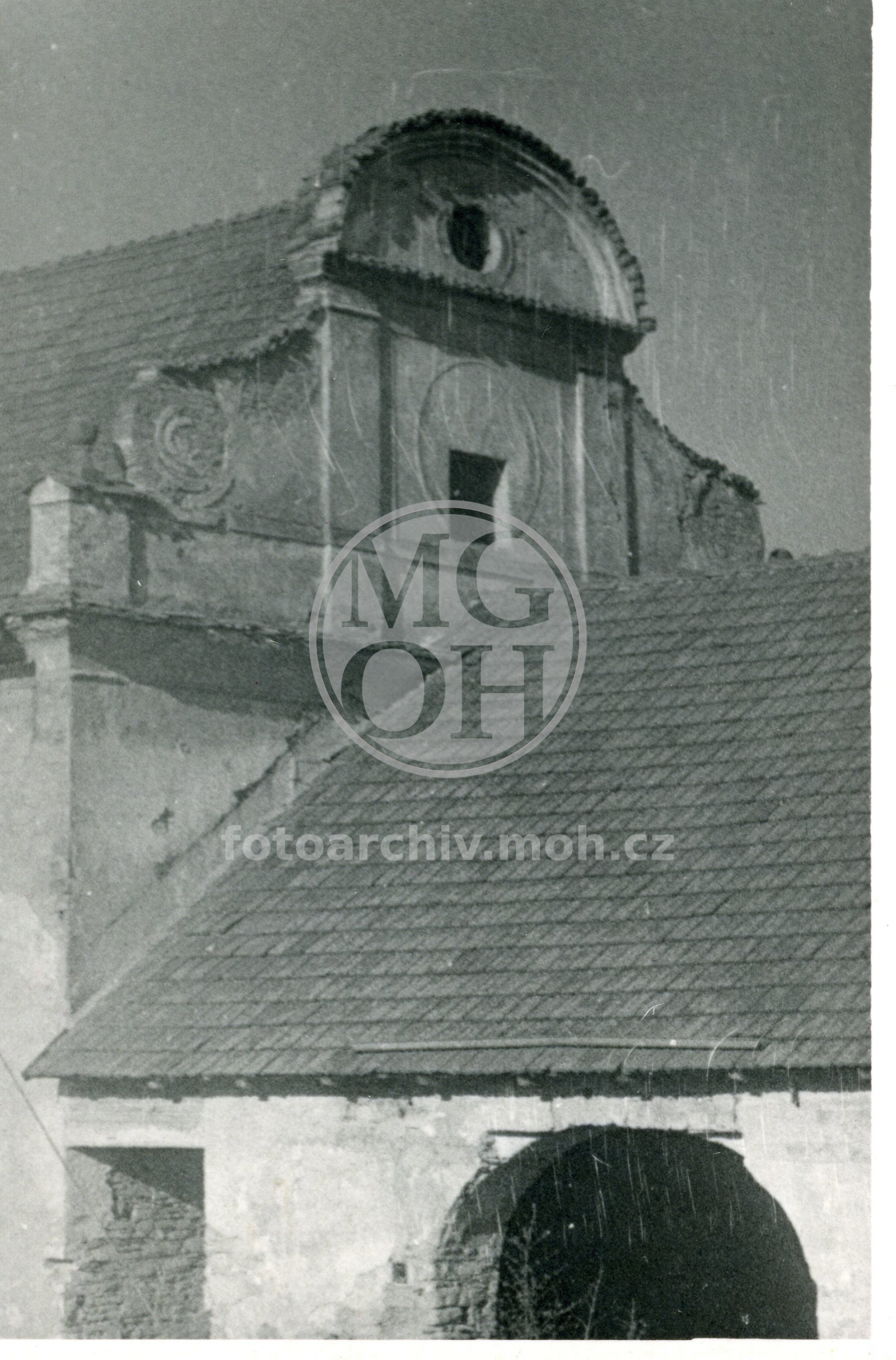 Fotografie - Štít barokní sýpky statku - bývalá tvrz