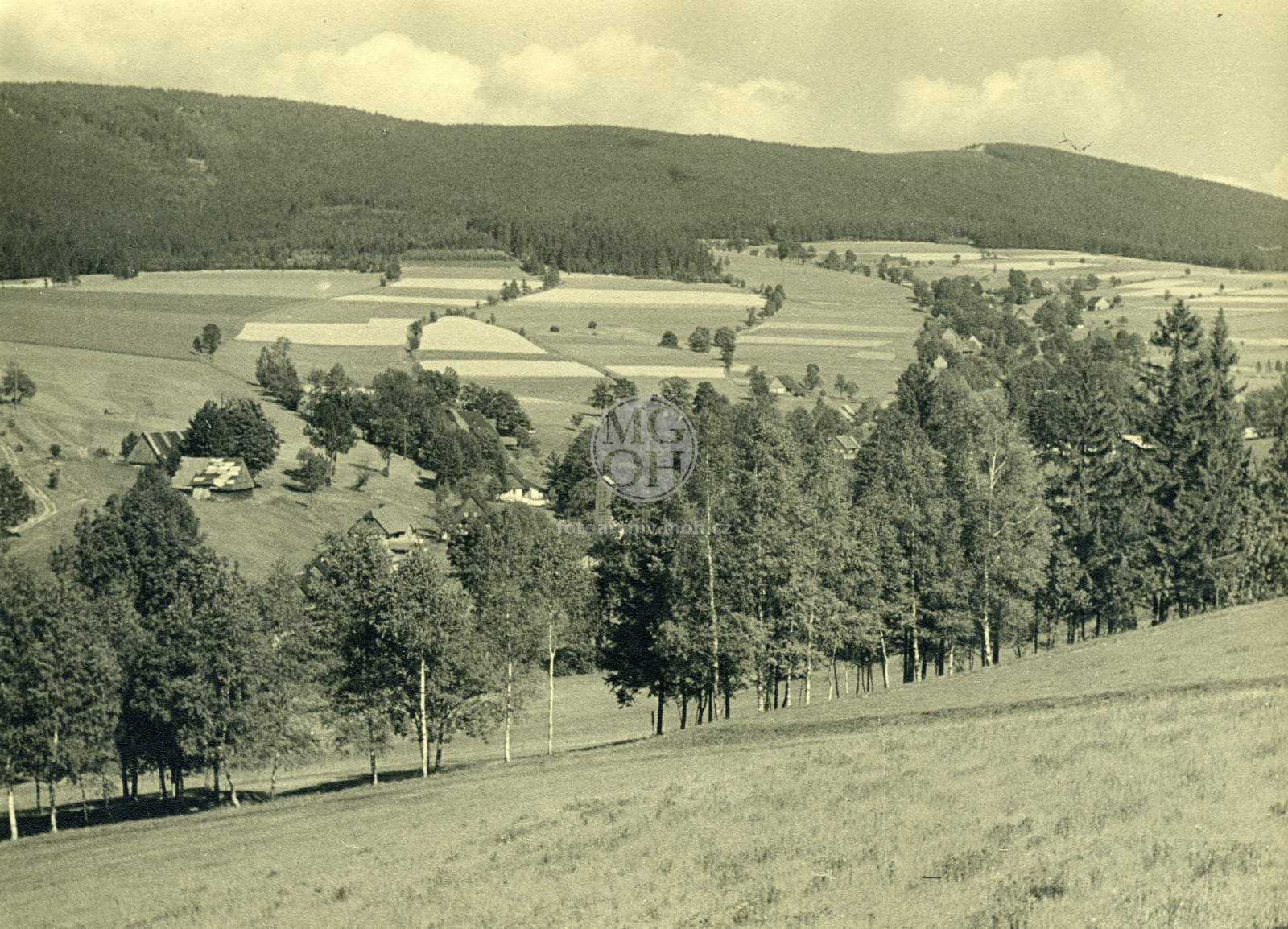 Fotografie - Krajina, pohled na Sedloňovský vrch a černý kříž