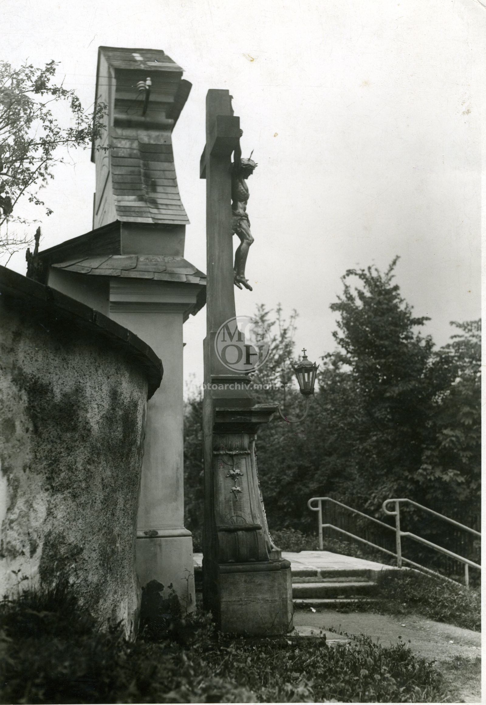 Fotografie - Vchod ke hřbitovu, kříž, schodiště