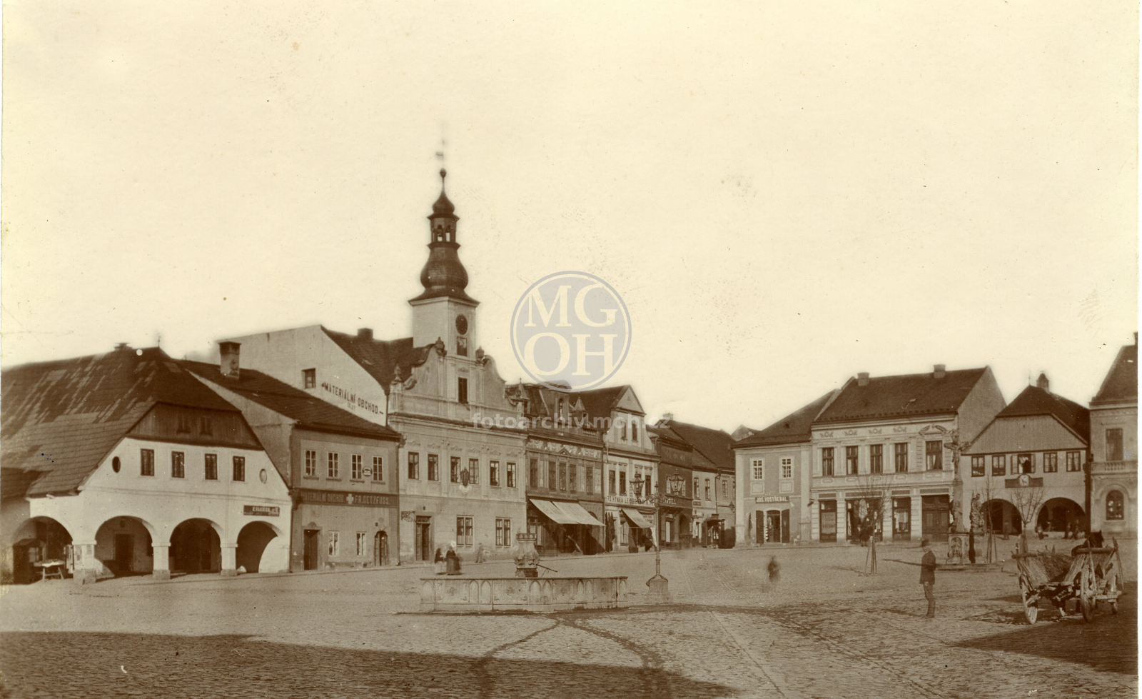 Fotografie - Náměstí, pohled k radnici s kašnou