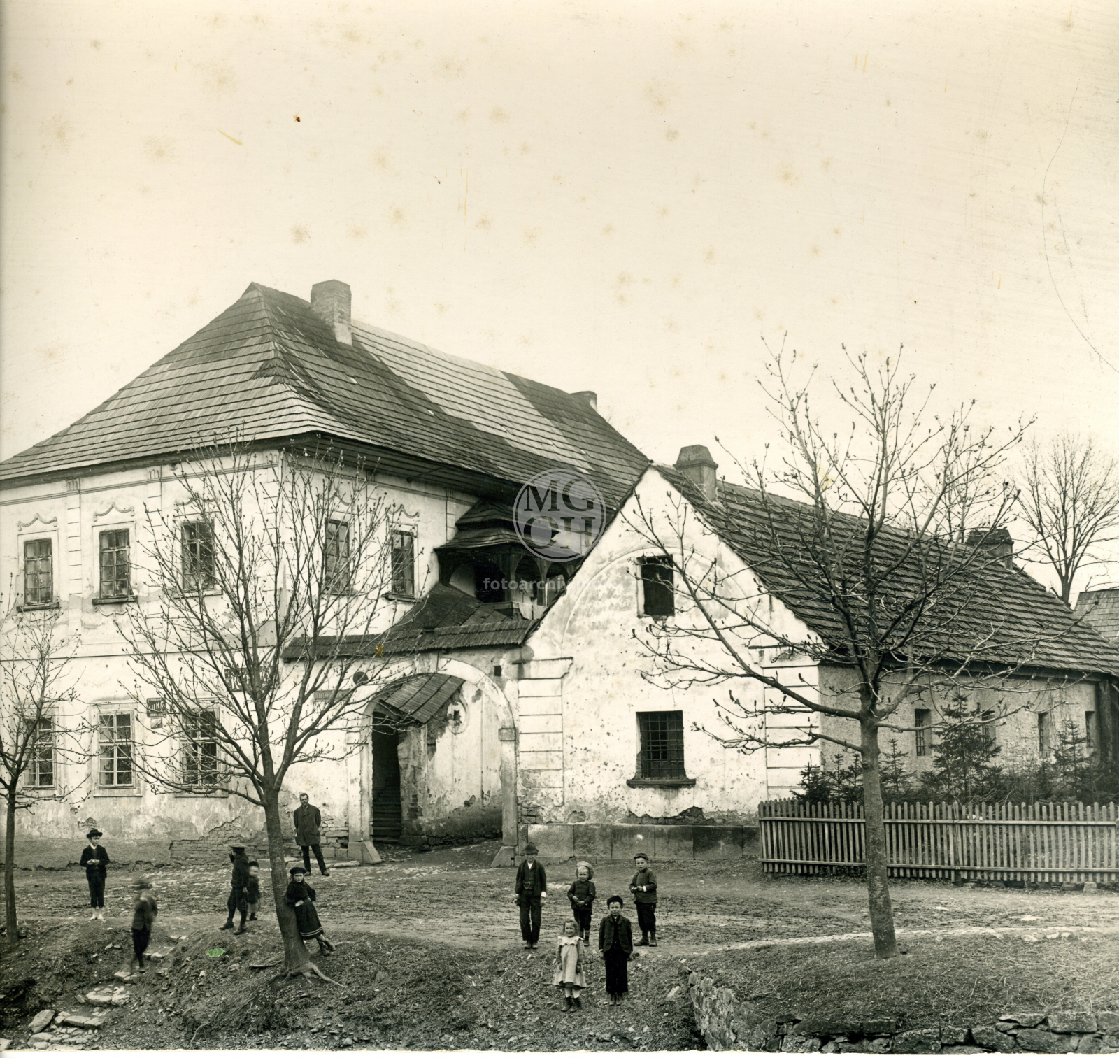 Fotografie - Pelclovo nábřeží, Stará pošta, čp. 457 (pohled z nábřeží)