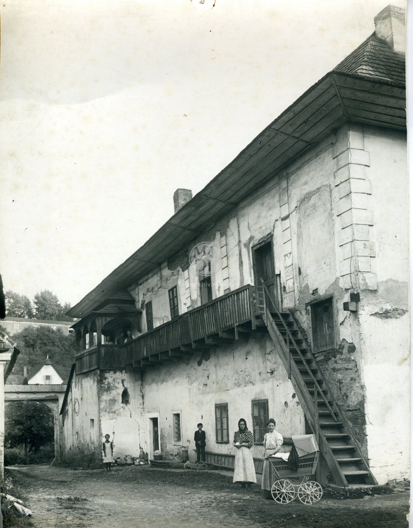 Fotografie - Pelclovo nábřeží, Stará pošta, čp. 457 (dvůr, pavlač)