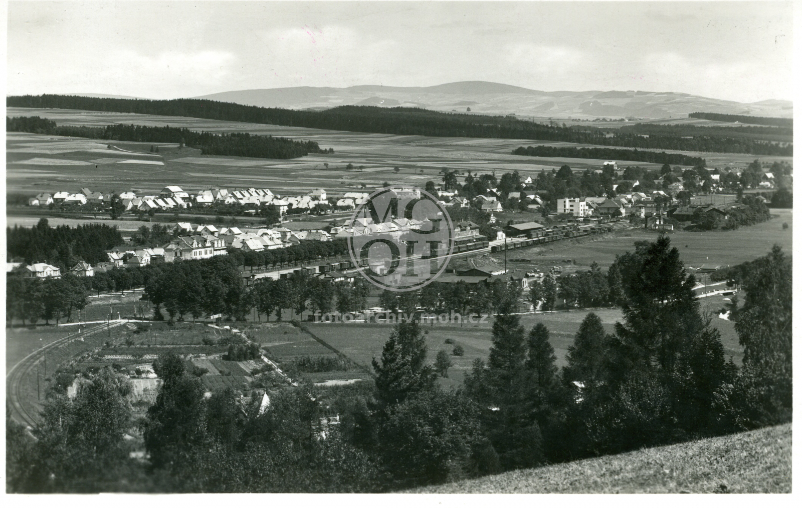 Dopisnice - Celkový pohled na město v krajině