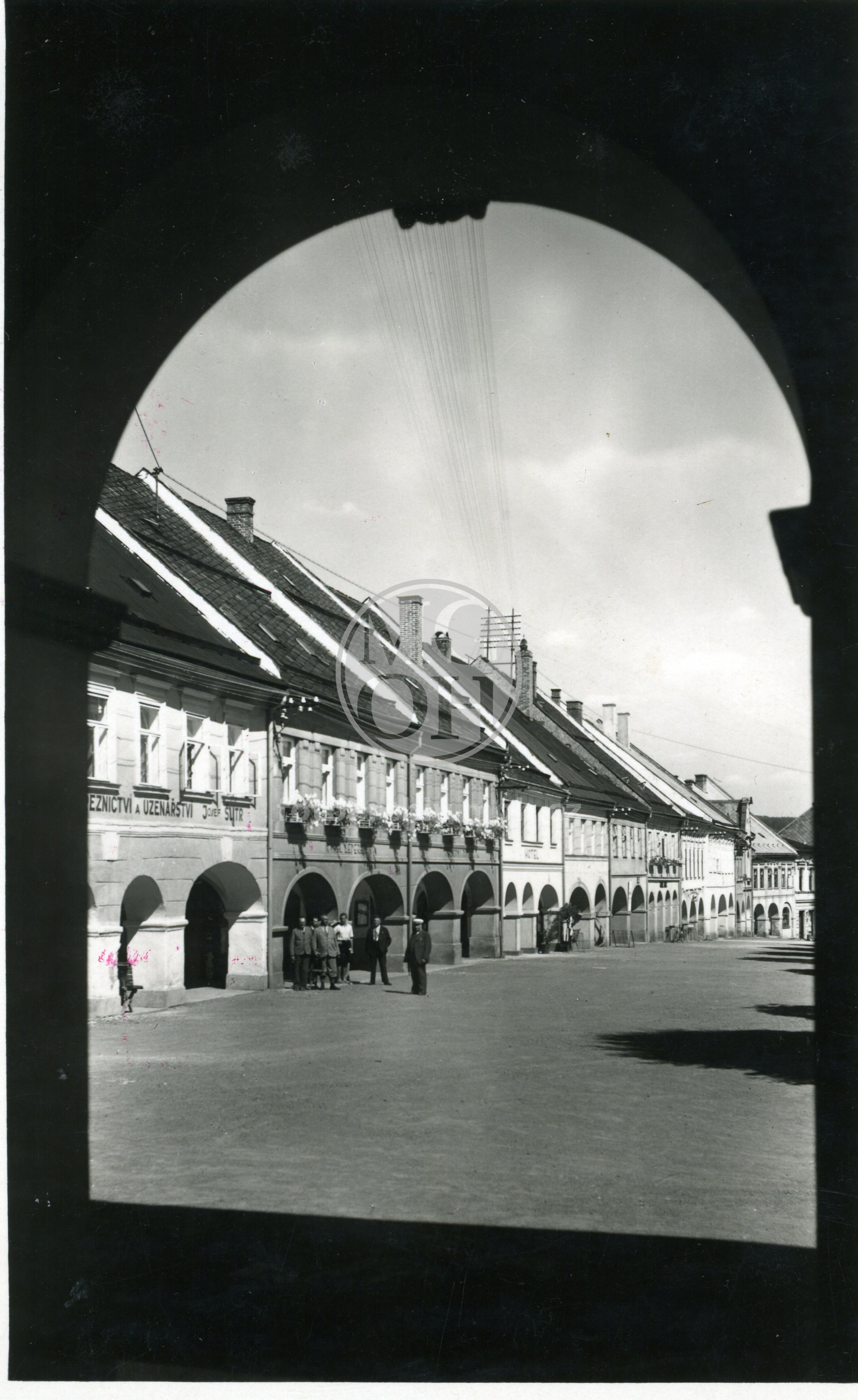 Dopisnice - Náměstí - průhled z podloubí