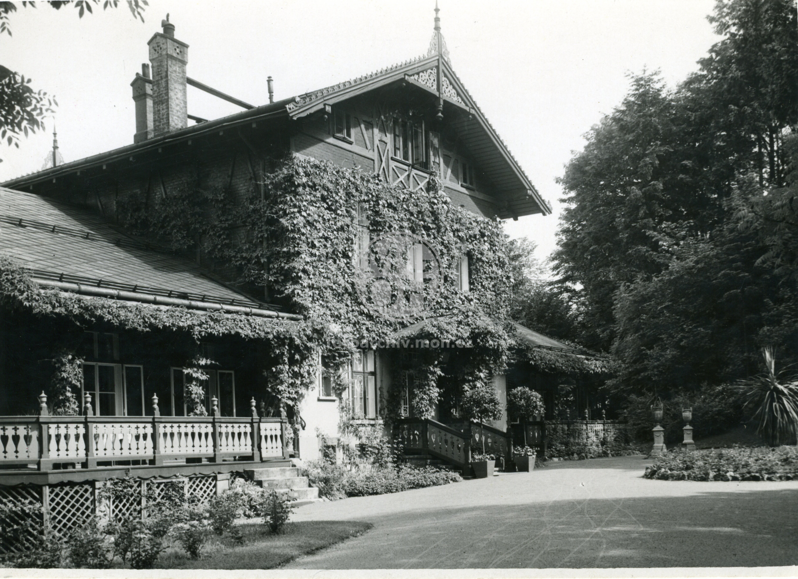 Fotografie - Vila firmy Vonwiller, průčelí  romant.