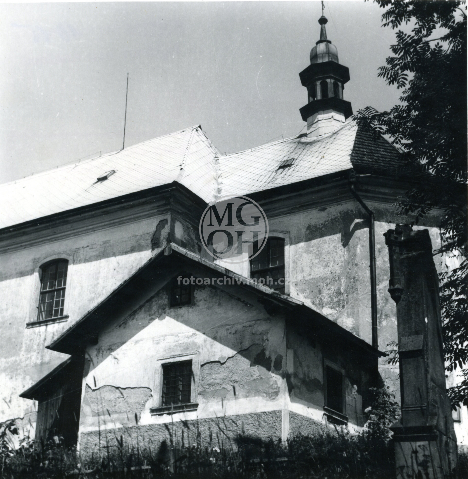 Fotografie - Kostel odzadu, se sochou